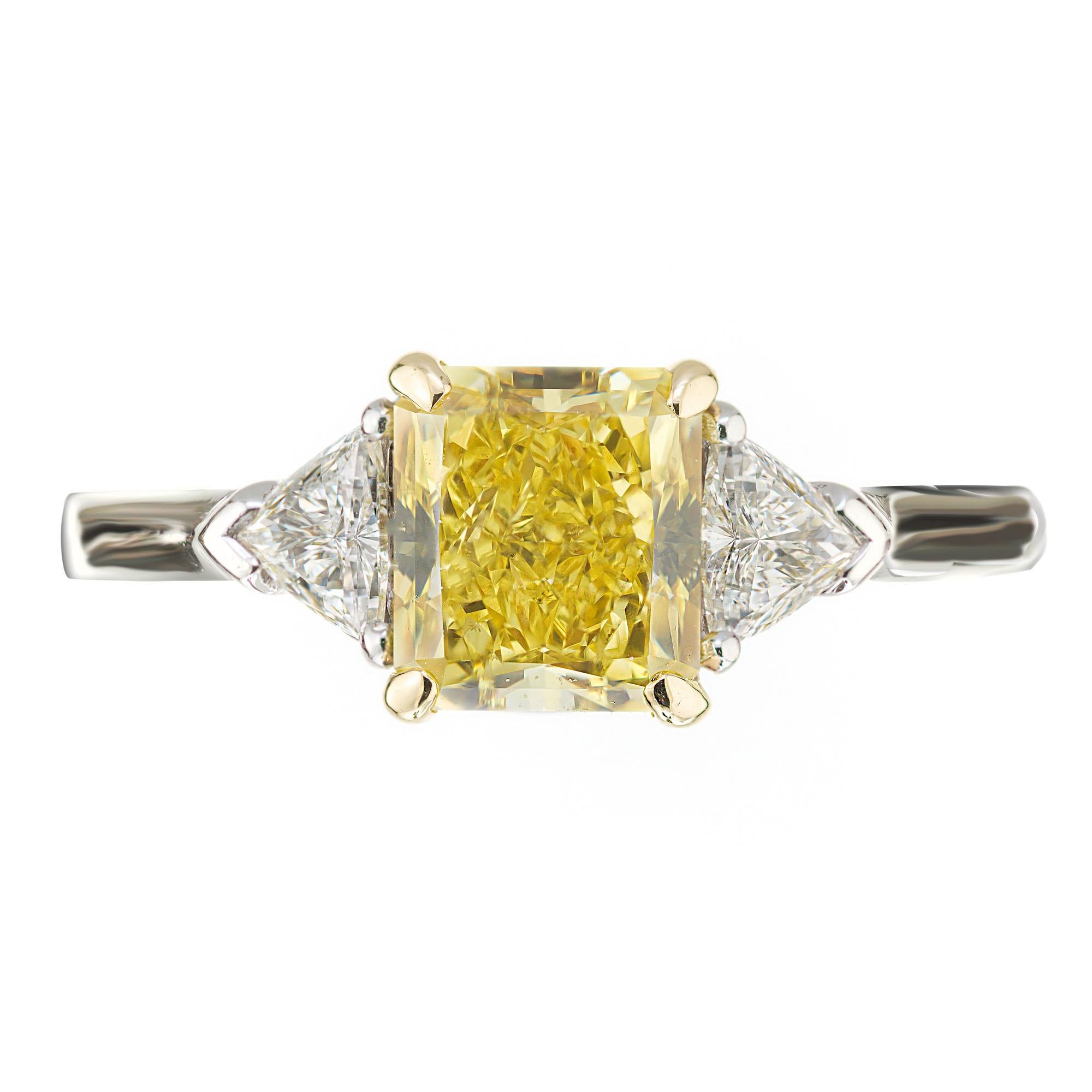 Bague de fiançailles en diamant jaune canari et diamant blanc.  Diamants jaunes de 1,46 ct au centre, certifiés par le GIA, dans une monture en platine à trois pierres avec deux diamants latéraux de taille Trilliant. Jaune intense de fantaisie extra