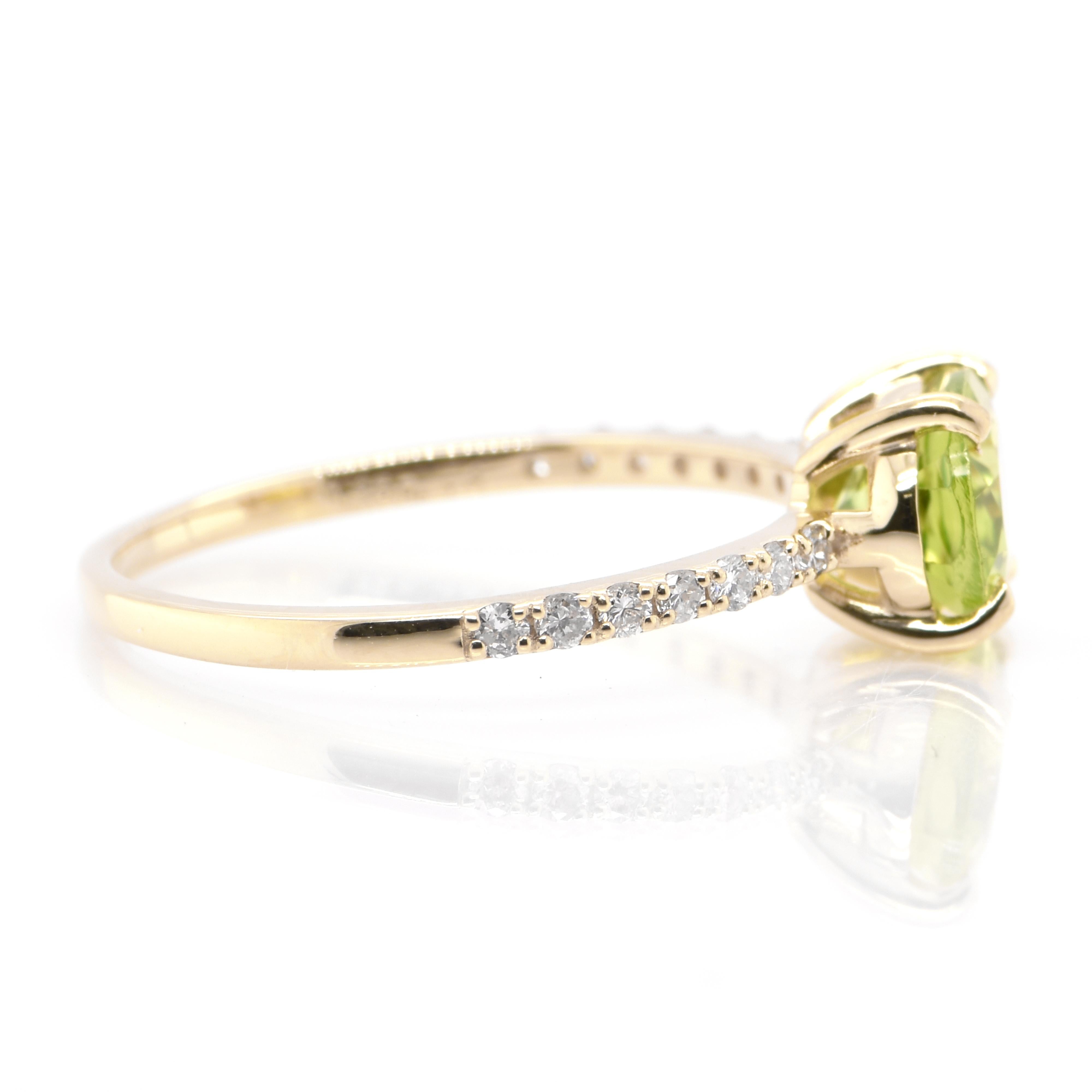 1.46 Carat Natural Peridot and Diamond Ring Set in 18 Karat Gold In New Condition For Sale In Tokyo, JP