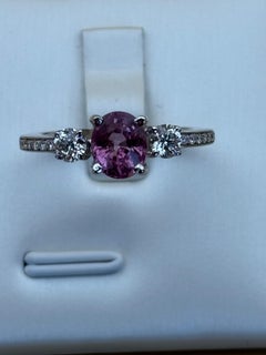 Anillo de zafiro rosa de 1,46 quilates en oro blanco de 18 quilates
