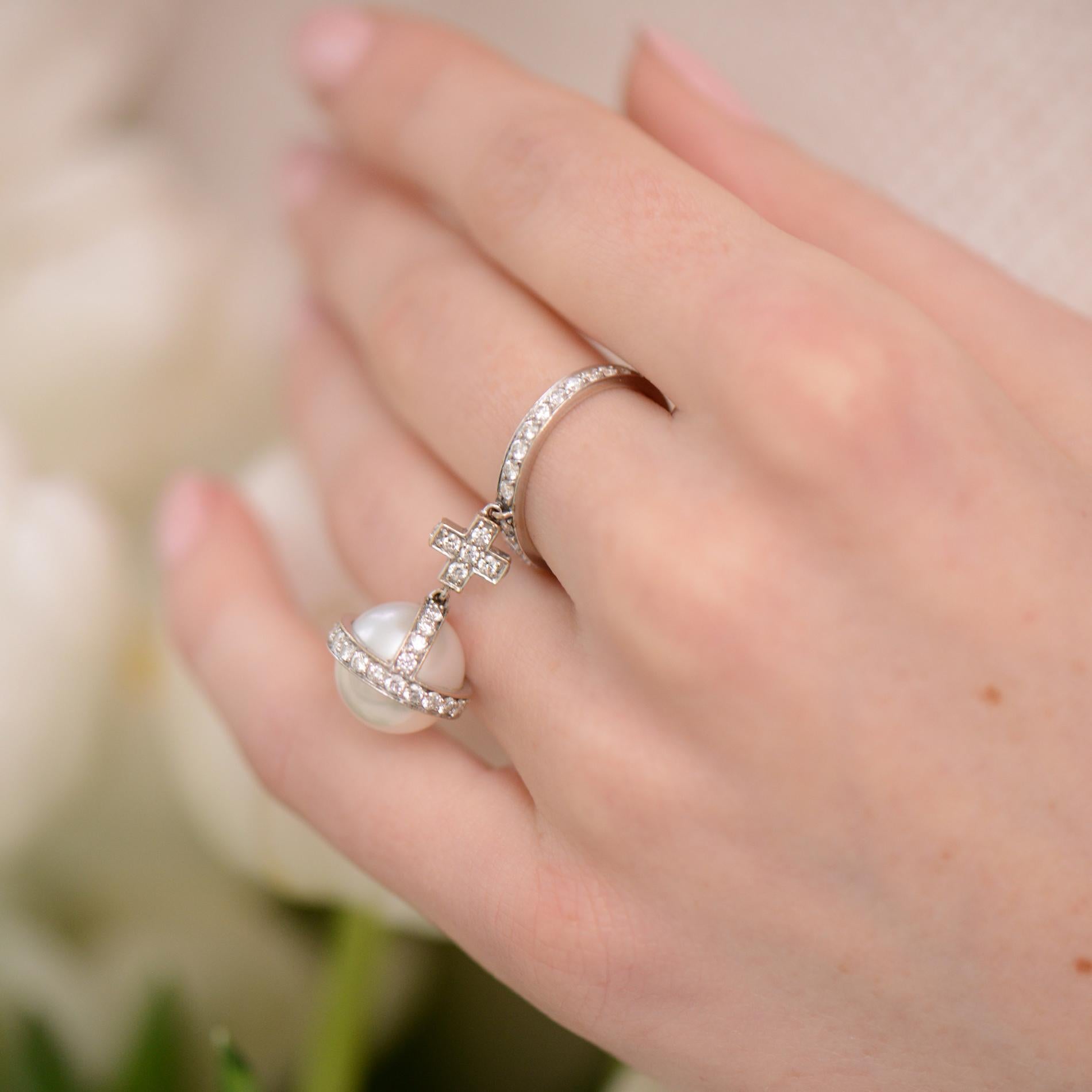 Taille ronde Bague sceptre en sybarite en or blanc avec diamants blancs, rubis et perles en vente