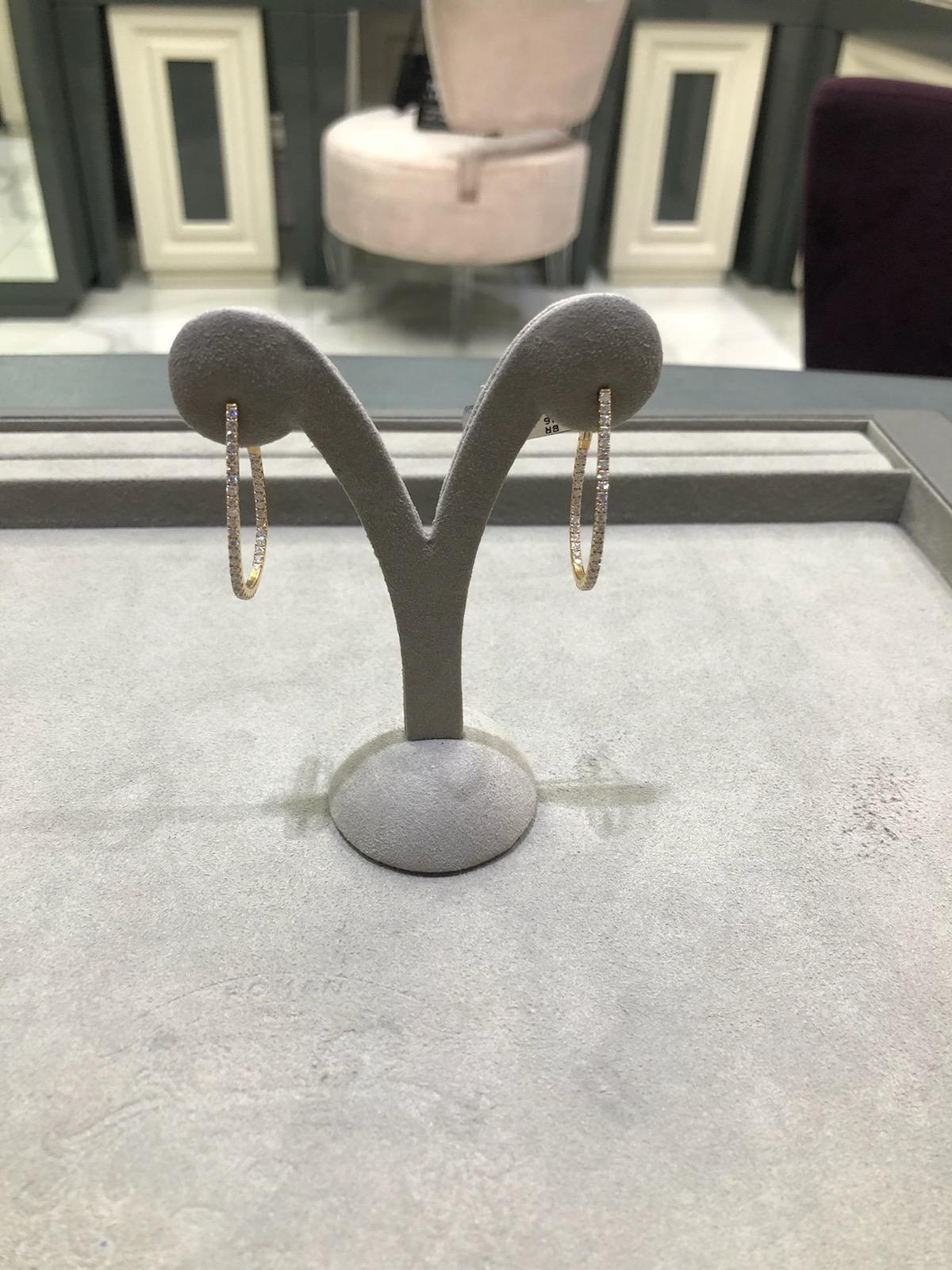Questo semplice ma moderno paio di orecchini a cerchio presenta un design a goccia incrostato di diamanti rotondi brillanti per un totale di 1,46 carati. Realizzato in oro giallo 18 carati. 

Stile disponibile in diverse fasce di prezzo. I prezzi si