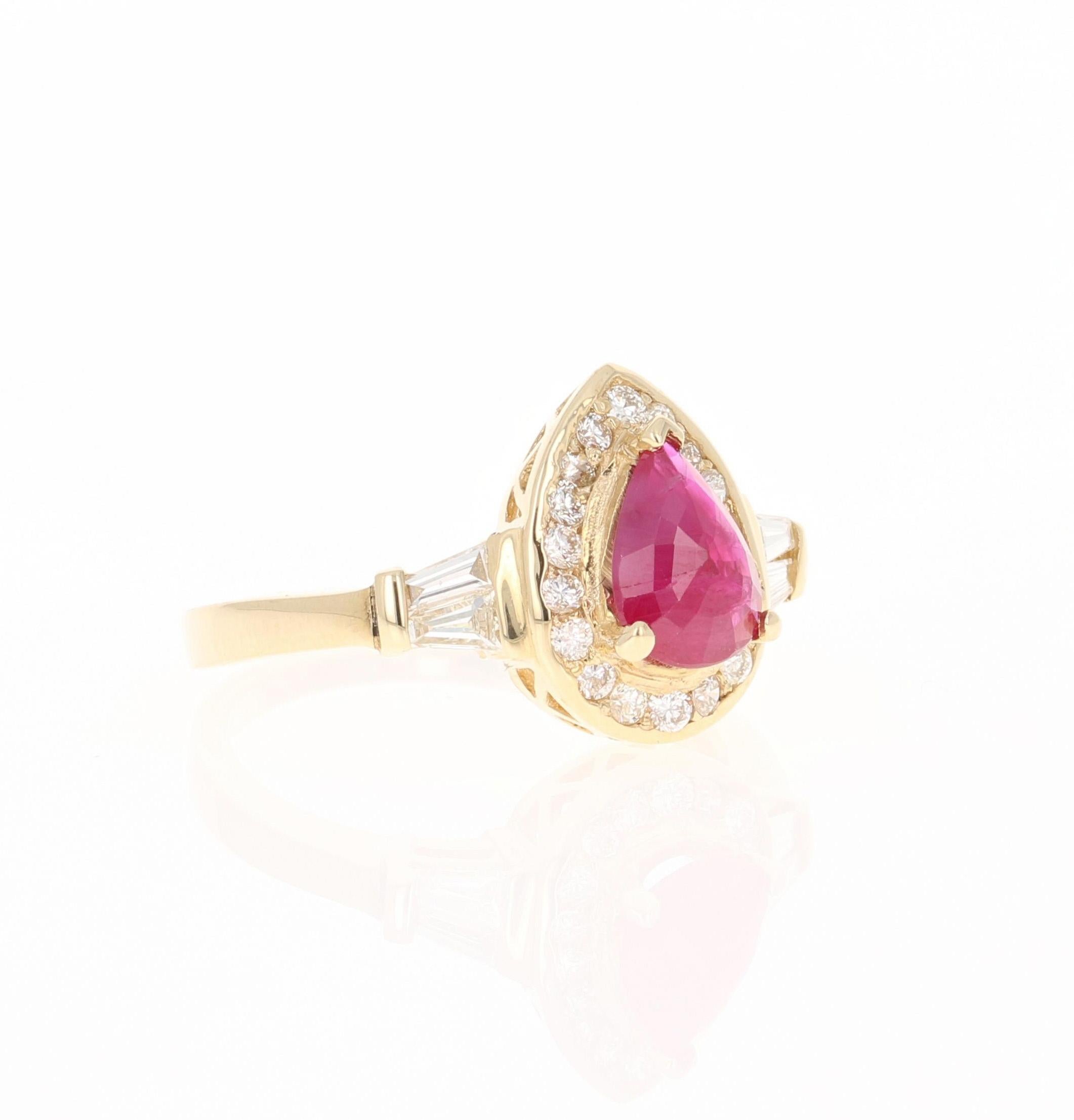 Cette bague est ornée d'un joli rubis poire pesant 0,95 carat et de 18 diamants ronds pesant 0,30 carat (pureté : VS, couleur : H) et de 4 diamants baguettes pesant 0,21 carat. Le poids total en carats de la bague est de 1,46

Il est serti en or