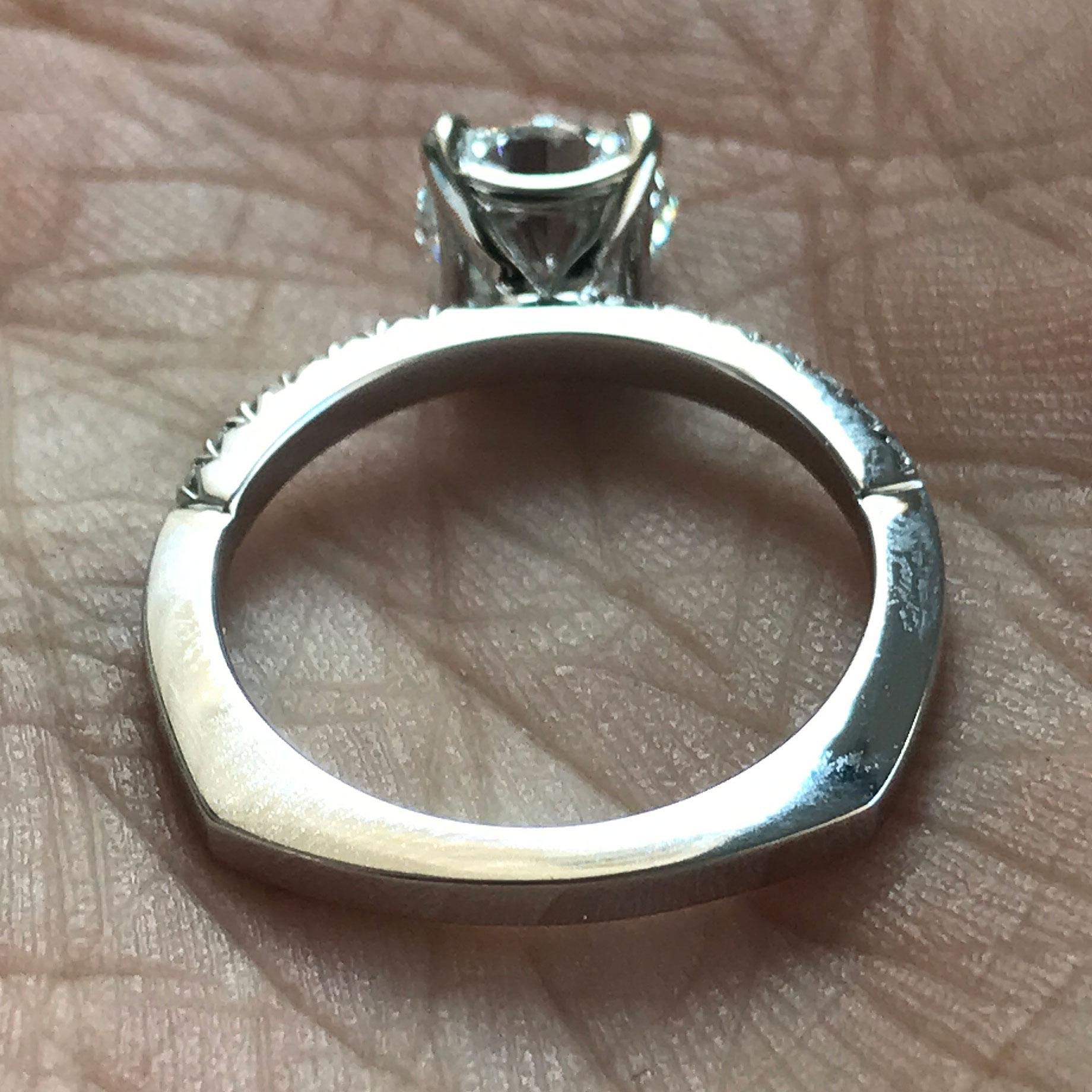 AS028-0200003

Der Ring wird auf Bestellung angefertigt und kann auch ohne den Mittelstein gekauft werden. Ich kann einen anderen Mittelstein liefern, der Ihrem Budget entspricht, wenn es höher oder niedriger ist. Die Bearbeitungszeit beträgt ca.