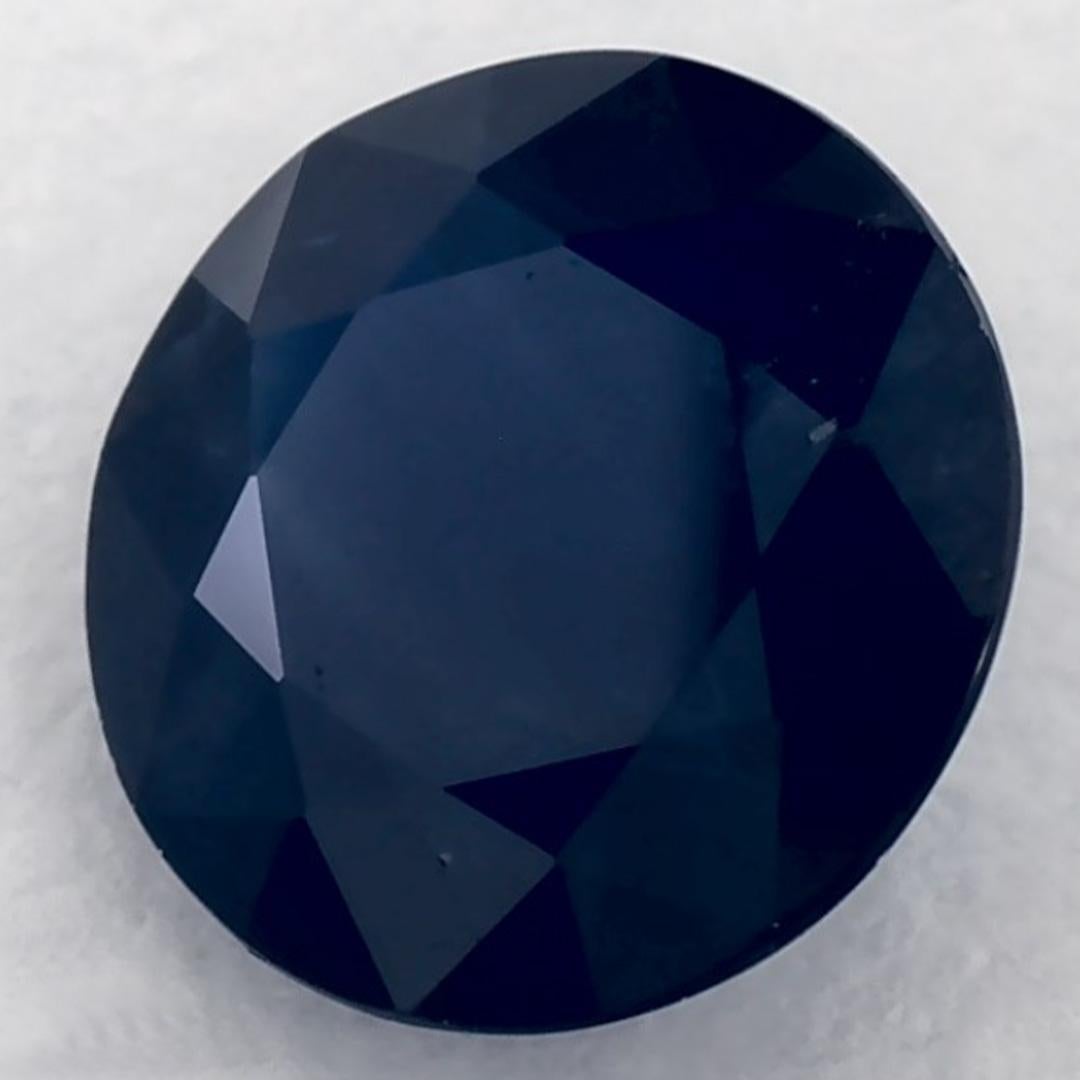 Este zafiro azul natural ofrece elegancia y sofisticación. Con su rica saturación de color y su corte preciso, es la pieza central perfecta para un anillo de compromiso o un diseño de joyería de lujo.

Este zafiro es originario de Sri Lanka