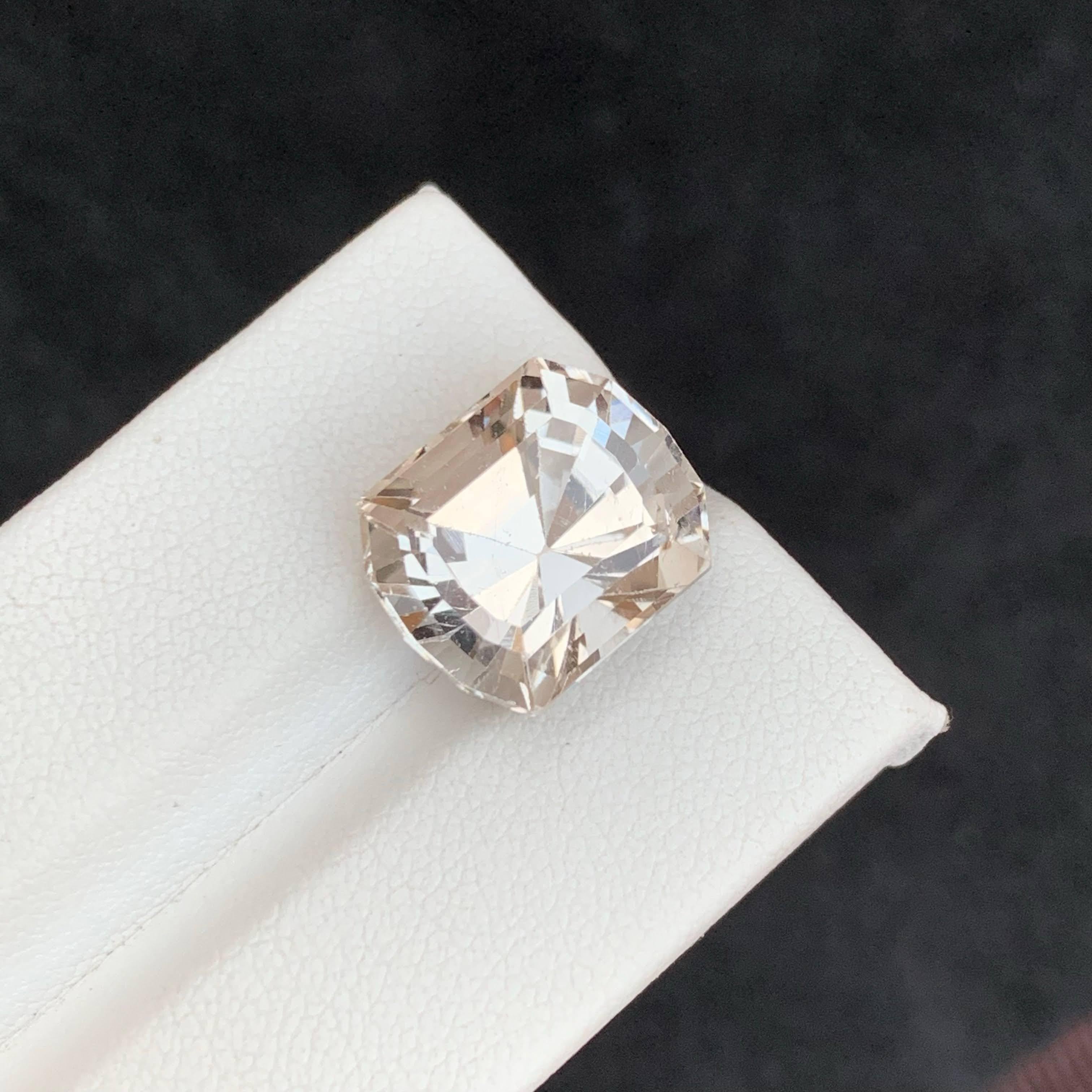 Moderne 14.60 Carat Natural Loose Light Golden Topaz Precision Cut Pakistani Gemstone (pierre précieuse pakistanaise taillée avec précision) en vente