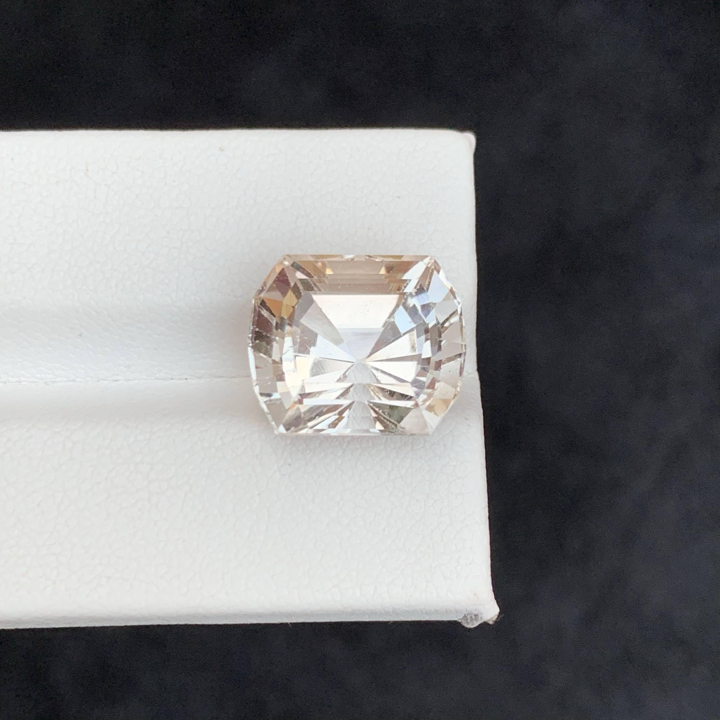 14.60 Carat Natural Loose Light Golden Topaz Precision Cut Pakistani Gemstone (pierre précieuse pakistanaise taillée avec précision) Unisexe en vente