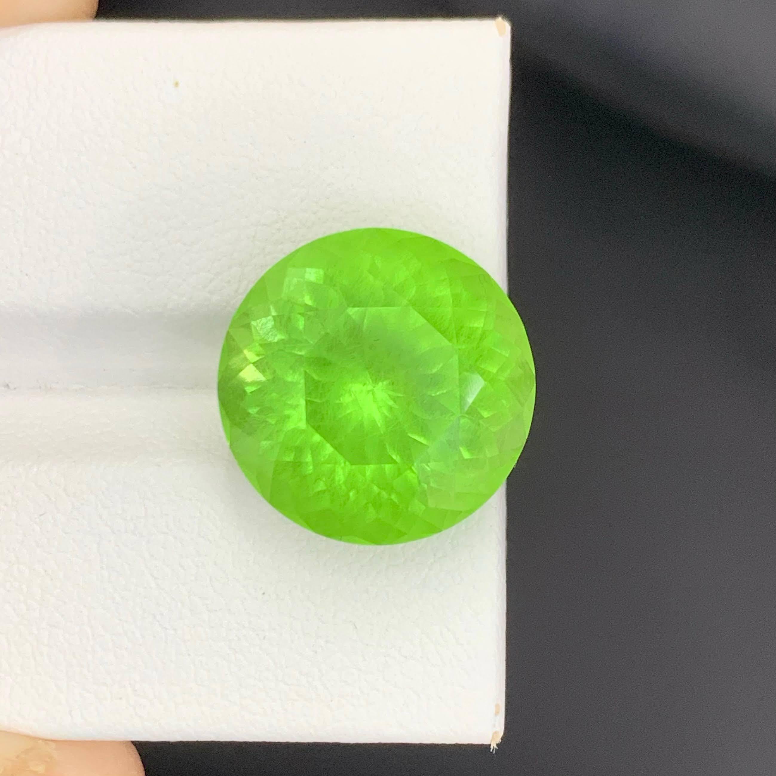 Poids 14,60 carats 
Dimensions 15.2x15.2x10.5mn
Traitement Aucun 
Origine : Pakistan 
Clarté VVS 
Forme Coupe ronde 





Cet impressionnant péridot naturel de 14,60 carats présente des inclusions de rutile rares et attrayantes qui créent un motif