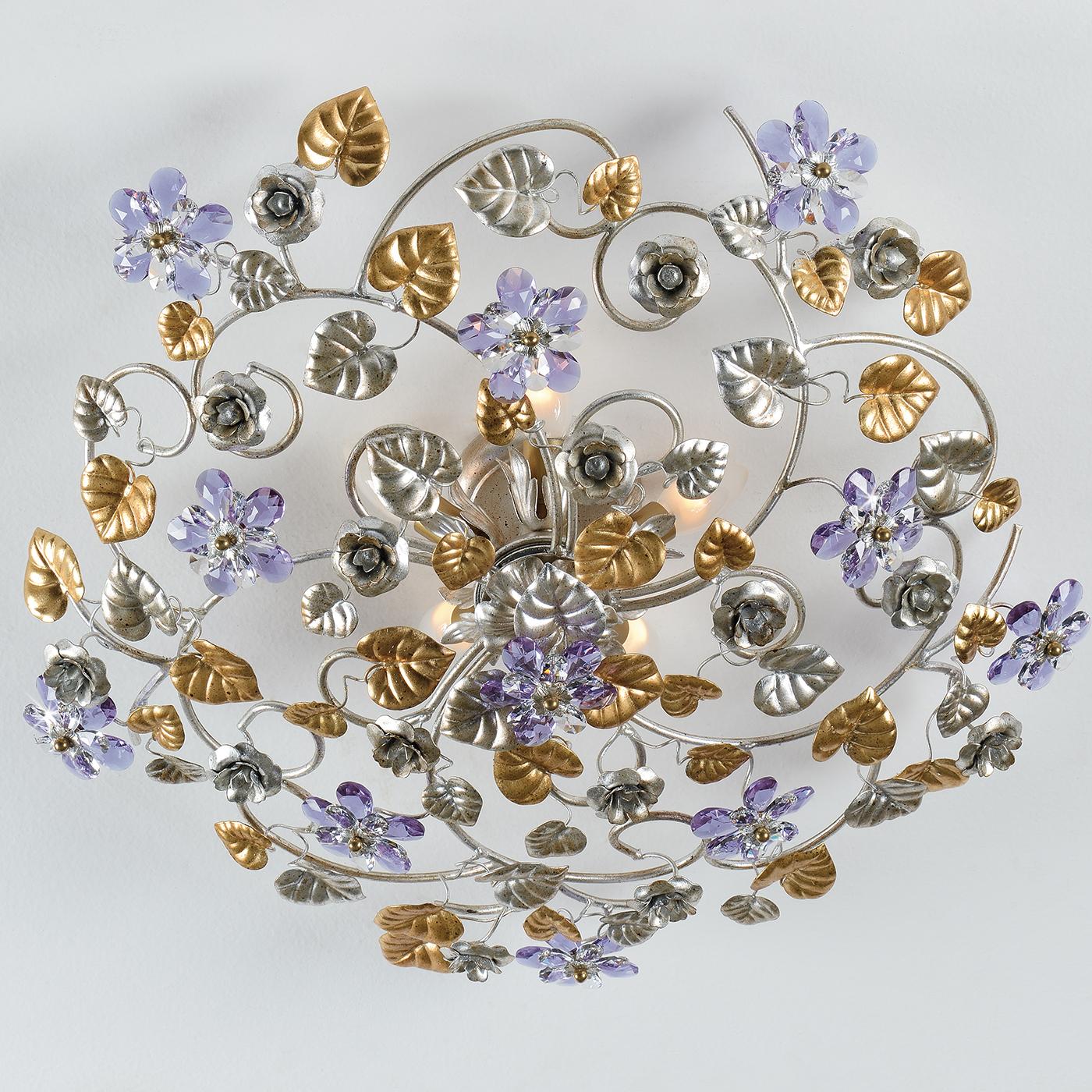 Délicieusement élaborée et ornée, cette étonnante lampe de plafond à 5 lumières est magnifiquement réalisée en métal et décorée de splendides détails en argent antique et feuilles d'or. Les fleurs exquises en cristal bicolore lilas complètent