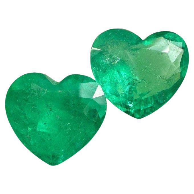 Pareja de esmeraldas colombianas talla corazón de 14,61 qt  Gemas a juego verde amarillento