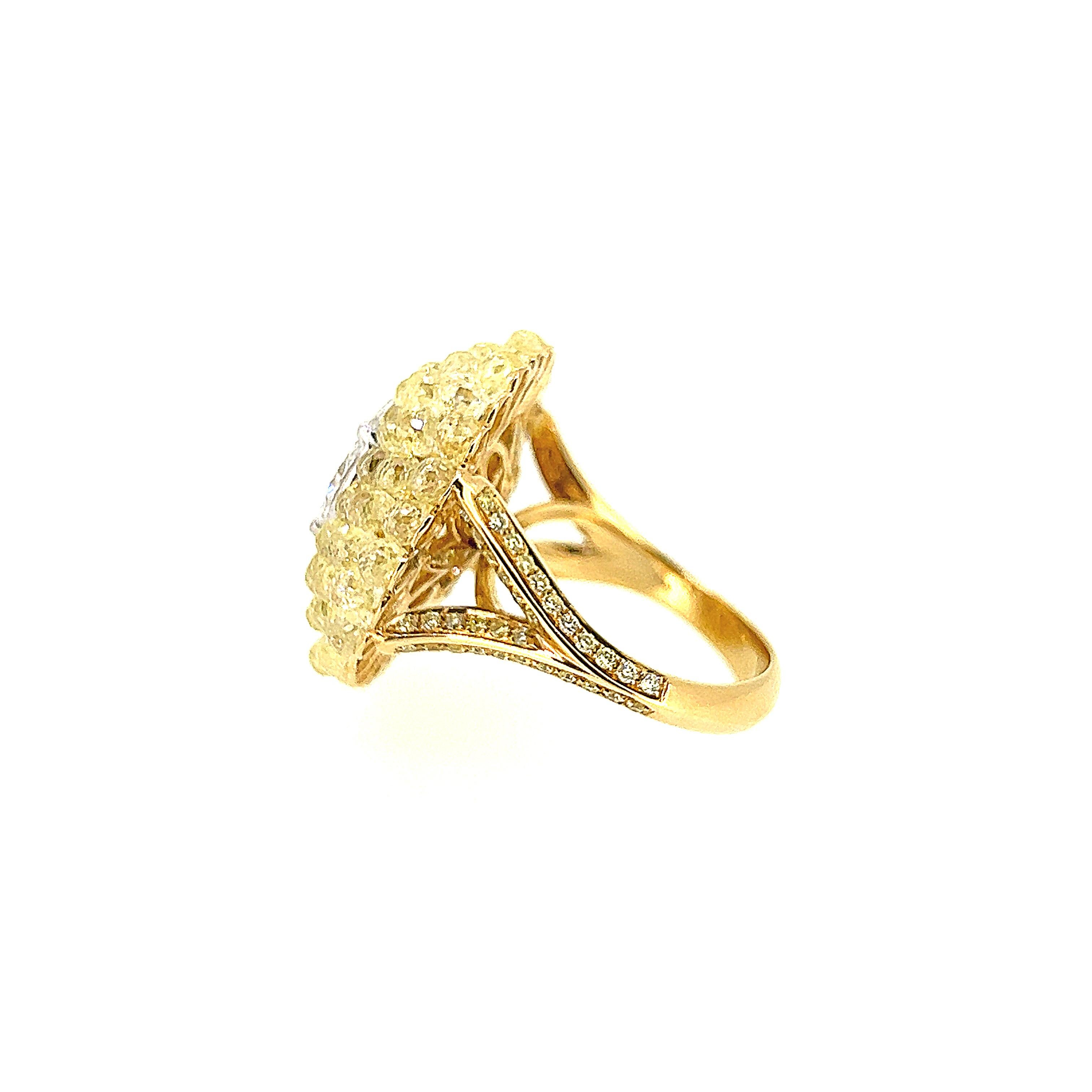 Taille briolette Bague fleur en or jaune 18 carats avec diamants jaunes briolette de 14,65 carats en vente