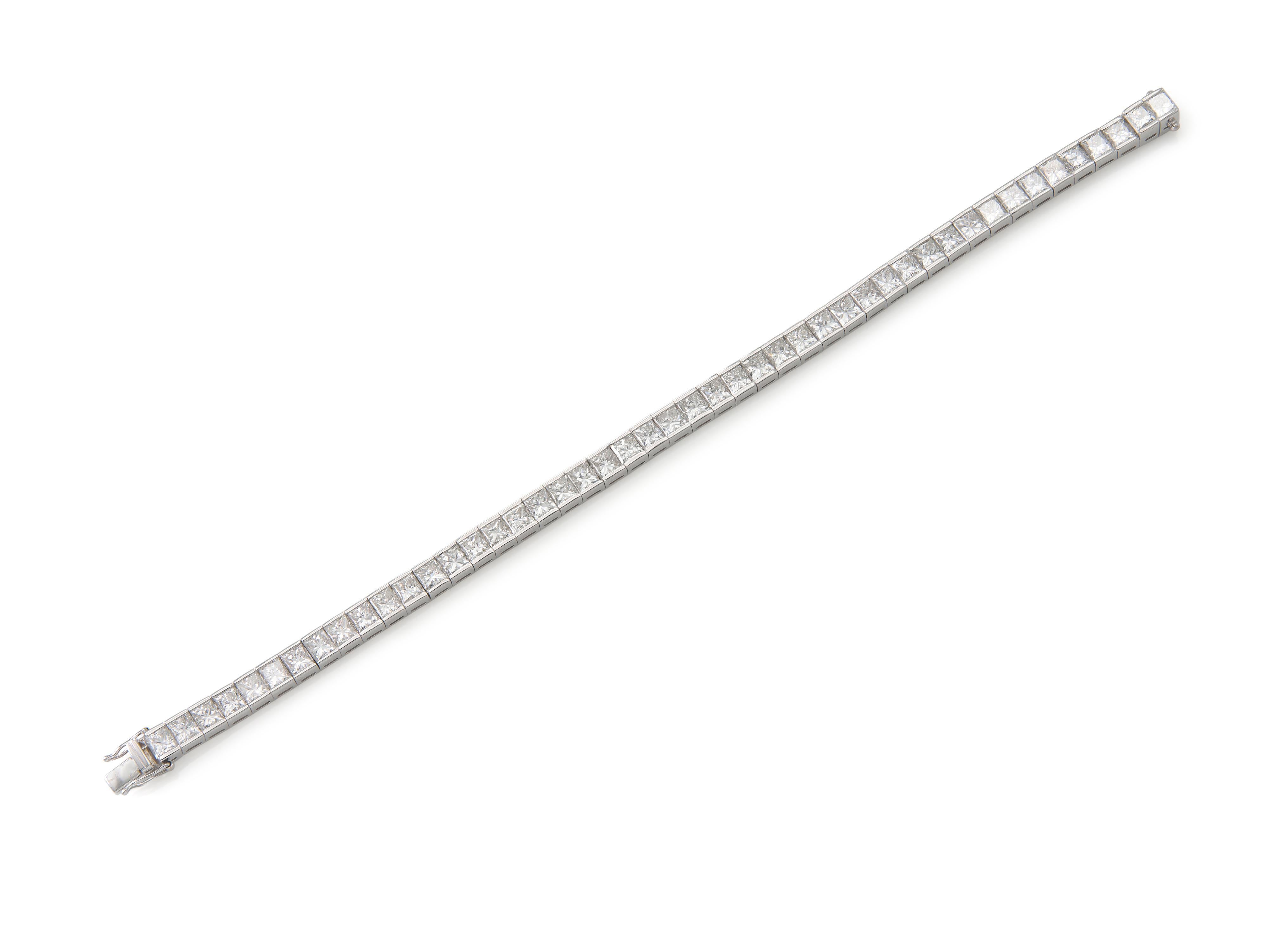 Finamente elaborada en oro blanco de 18 quilates con diamantes talla princesa engastados en canal que pesan un total de 14,66 quilates.
Tamaño 7 pulgadas