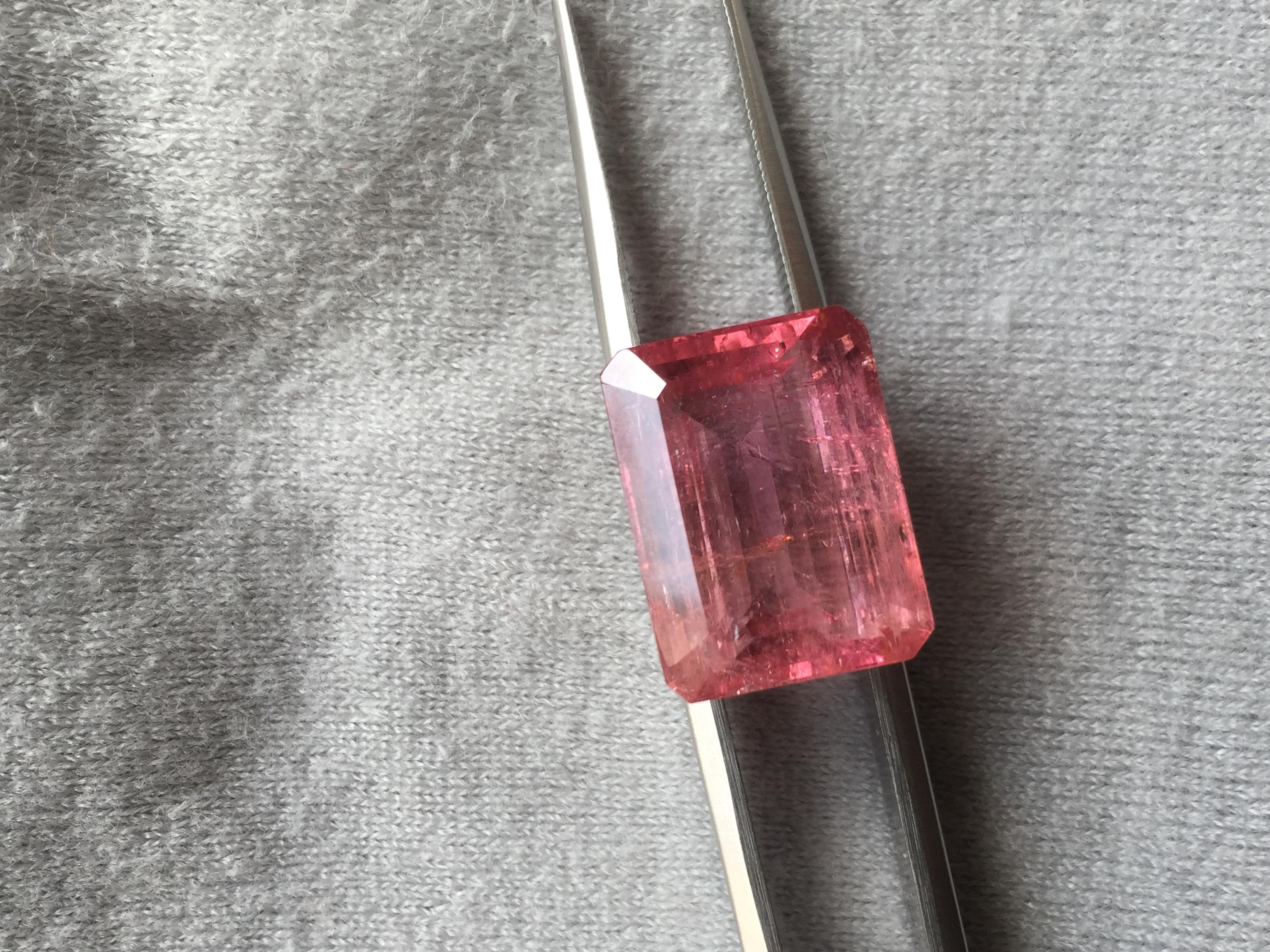 Art déco Tourmaline rose pêche de 14,66 carats taille émeraude pour bague de haute joaillerie  en vente