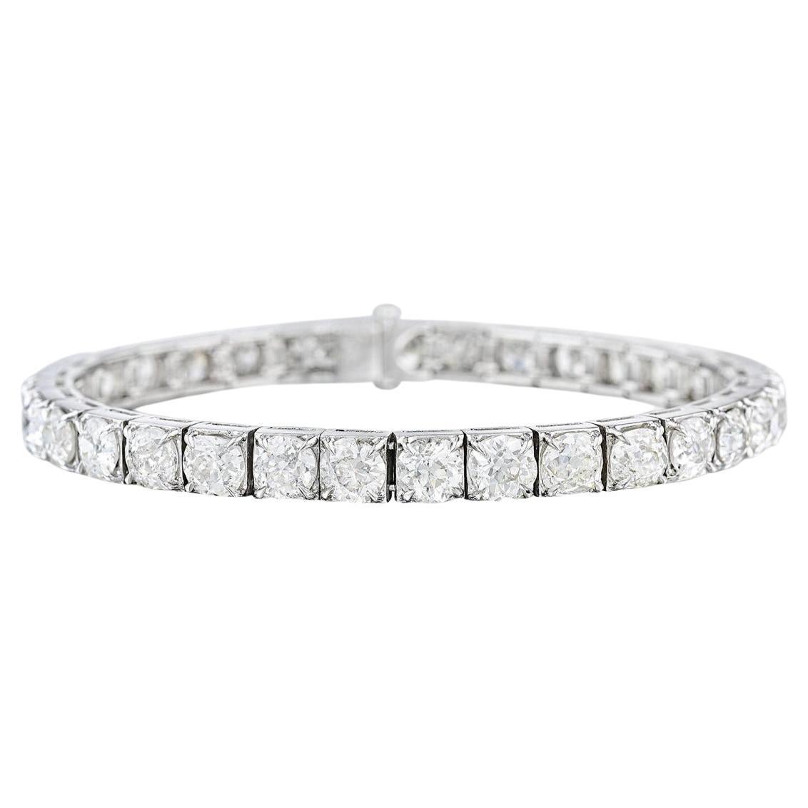 Ce superbe bracelet en platine est orné de diamants de taille européenne et de taille ancienne, d'un poids total de 1,5 million d'euros.  14,67 carats, la plupart avec une couleur H - J et une clarté VS1 à SI2. 

Poids du diamant : 14.67 carat
