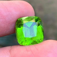 14.67 carati di peridoto naturale verde vivo tagliato a cuscino, gemma sfusa per gioielli
