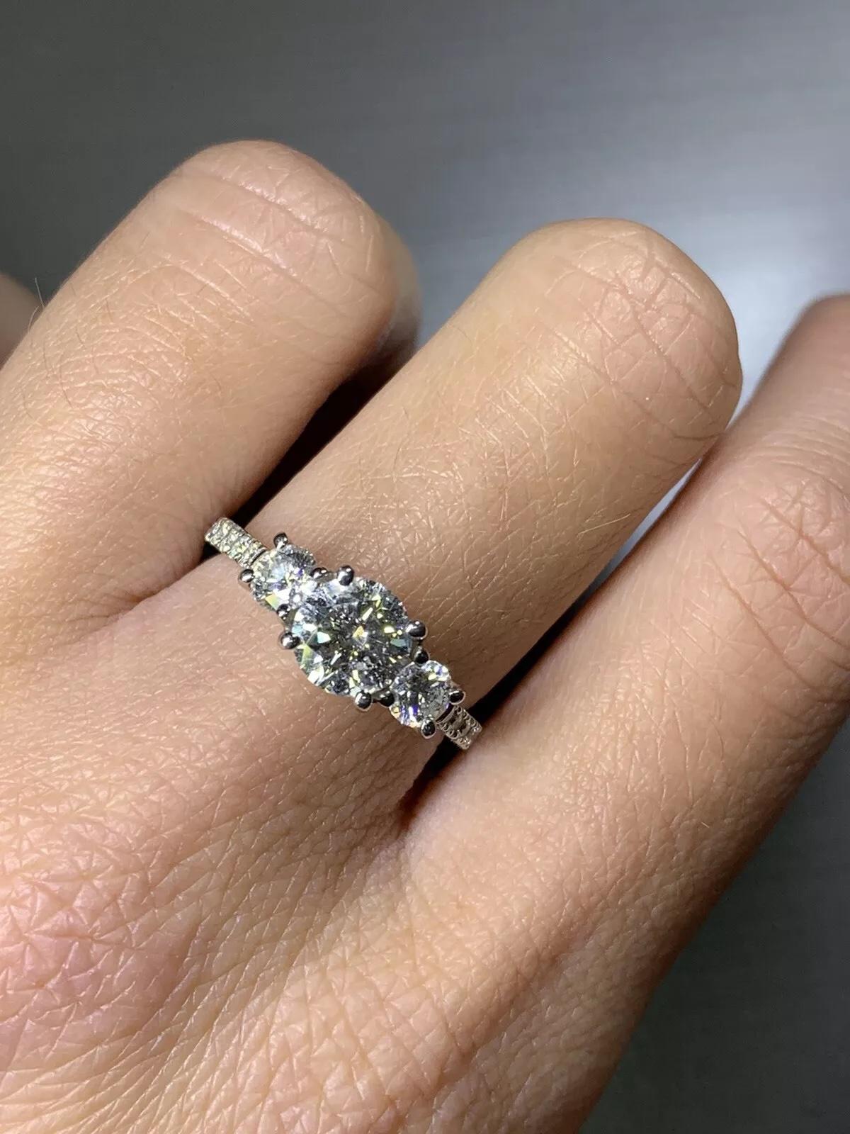 Round Cut 1.46ct Diamond trilogy engagement ring 18k gold For Sale