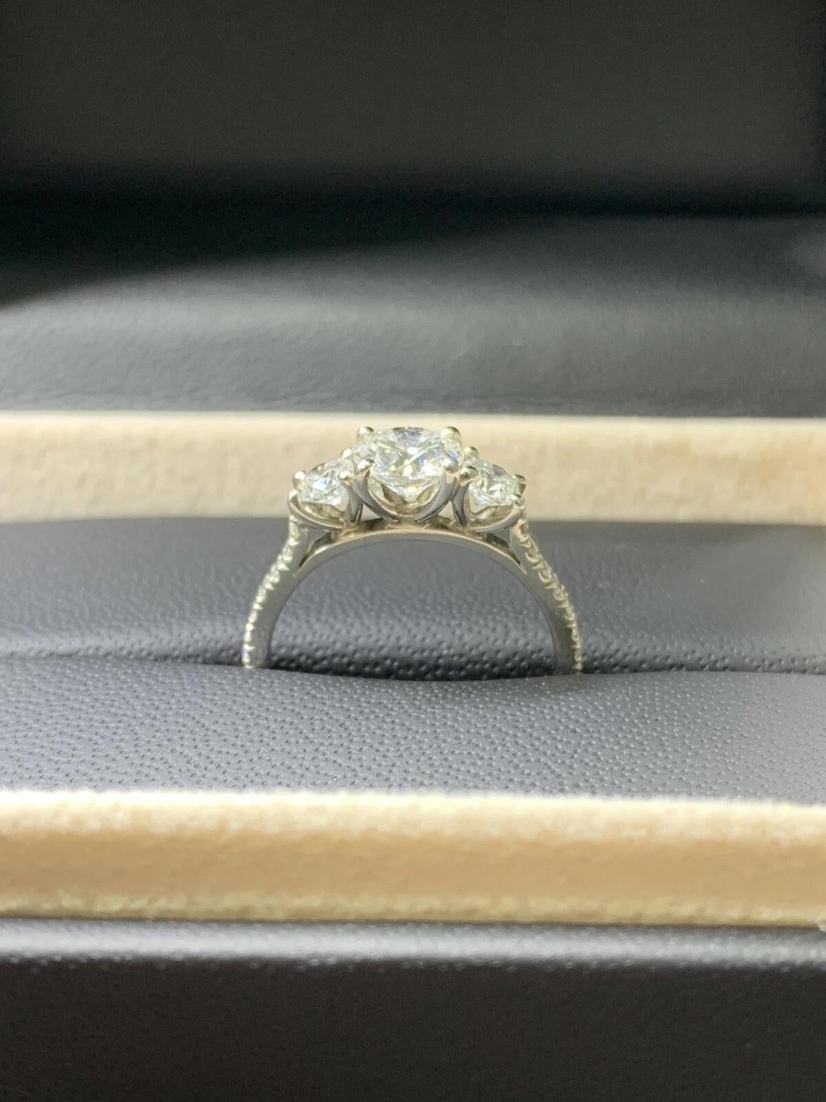 1.46ct Diamond trilogy engagement ring 18k gold In New Condition For Sale In London, GB