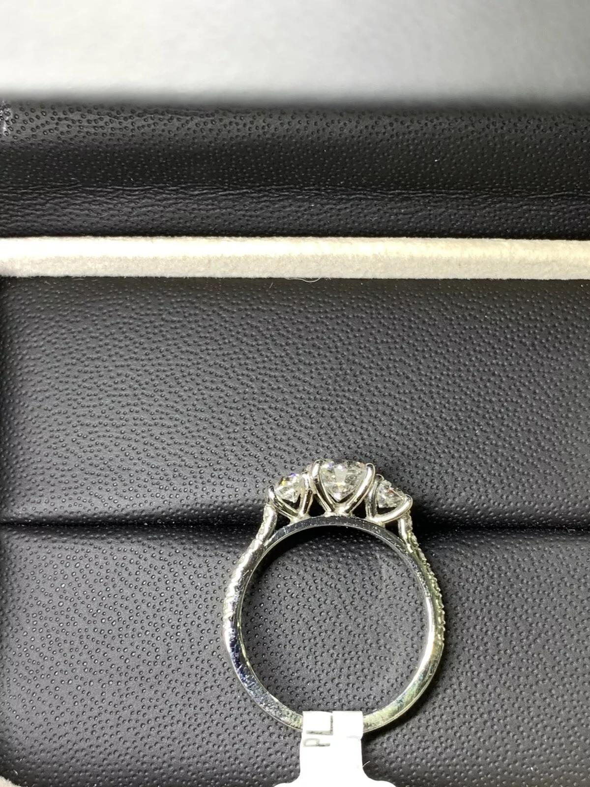 Women's or Men's 1.46ct Diamond trilogy engagement ring 18k gold For Sale