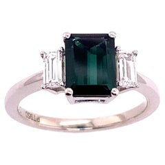 1.46 Karat grüner Turmalin im Smaragdschliff mit passenden Baguette-Diamanten im Smaragdschliff und 3-Steinring