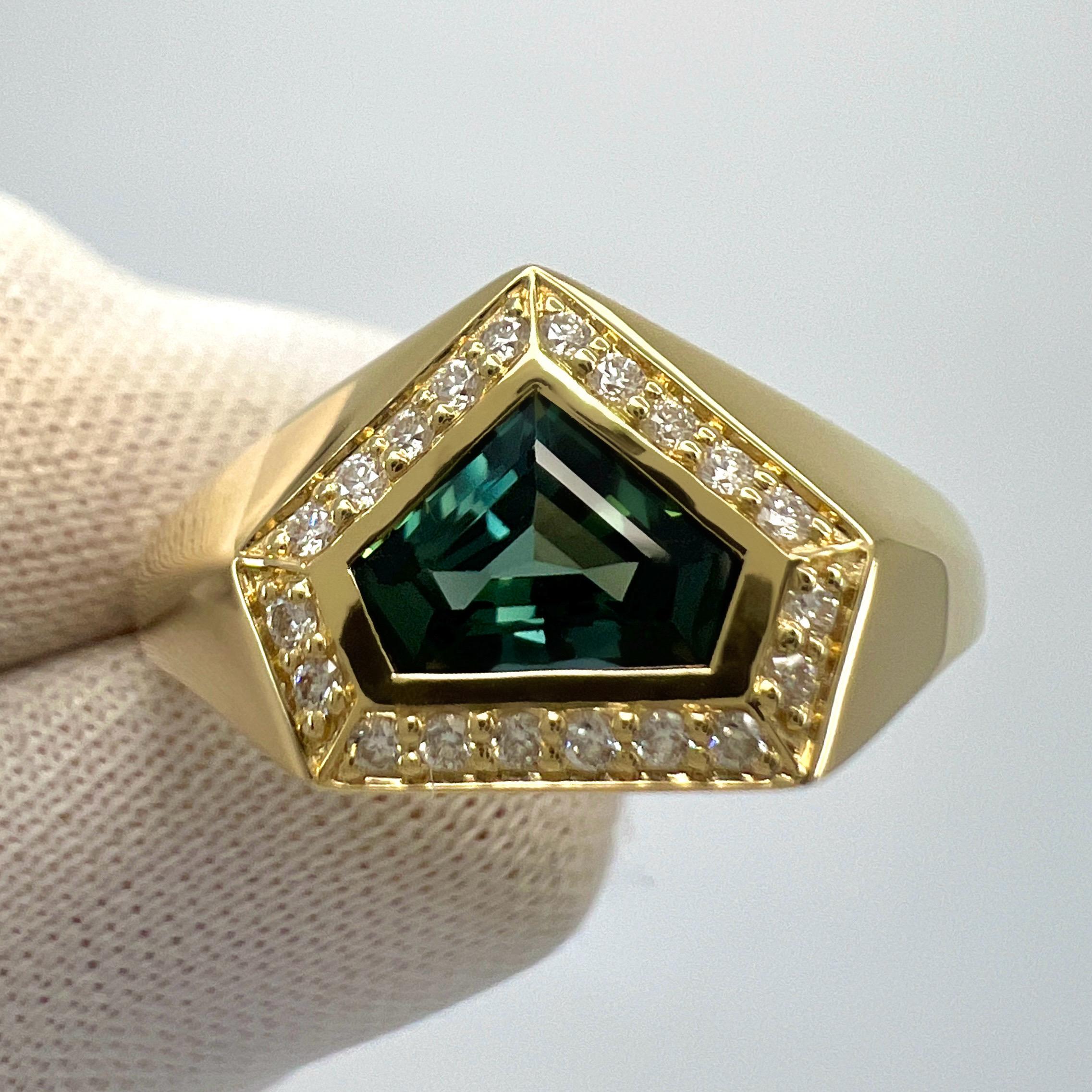 1.46ct Fancy Untreated Colour Change Sapphire Diamond 18k Gold Halo Signet Ring In New Condition For Sale In Birmingham, GB