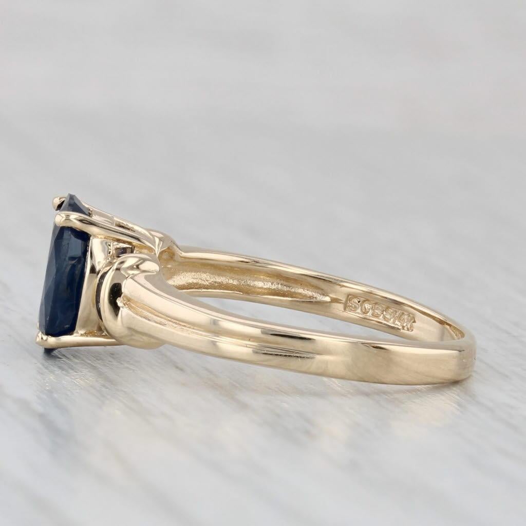 Información sobre la gema:
- Zafiro natural -
Quilates - 1,46 ct (6,2 x 8 mm)
Talla - Oval Brillante
Color - Azul oscuro
Tratamiento - Calentado

Metal: Oro amarillo de 14 quilates
Peso: 2.3 gramos 
Sellos: 14k
Altura de la cara: 8 mm 
Altura sobre