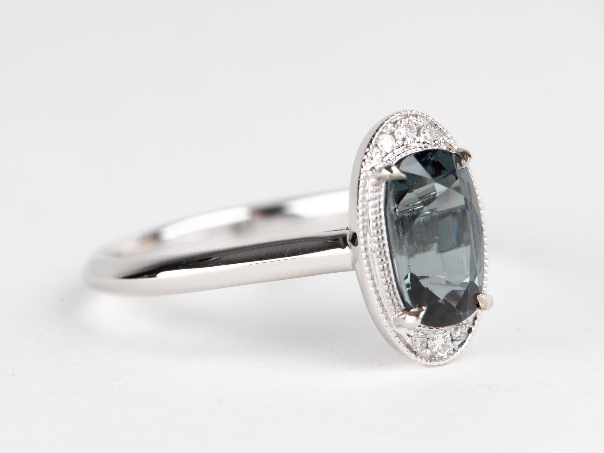 ♥ Anello con spinello grigio in acciaio da 1,46 carati e diamante con incastonatura a grana fine in oro bianco 14K R6690

♥ Design della fascia con bordo a coltello

♥ L'articolo misura 12,4 mm di lunghezza (direzione nord-sud), 7,5 mm di larghezza