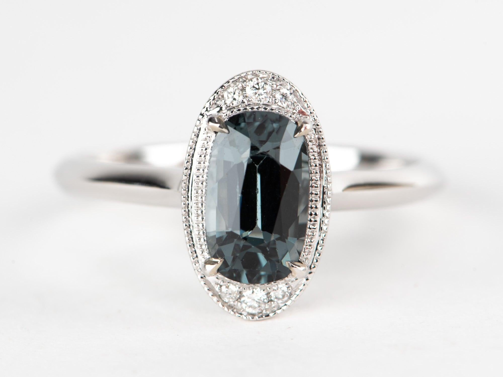 Grezzo Anello con spinello grigio in acciaio da 1,46 carati e accenti di diamante con incastonatura a grana fine in oro bianco 14 carati in vendita