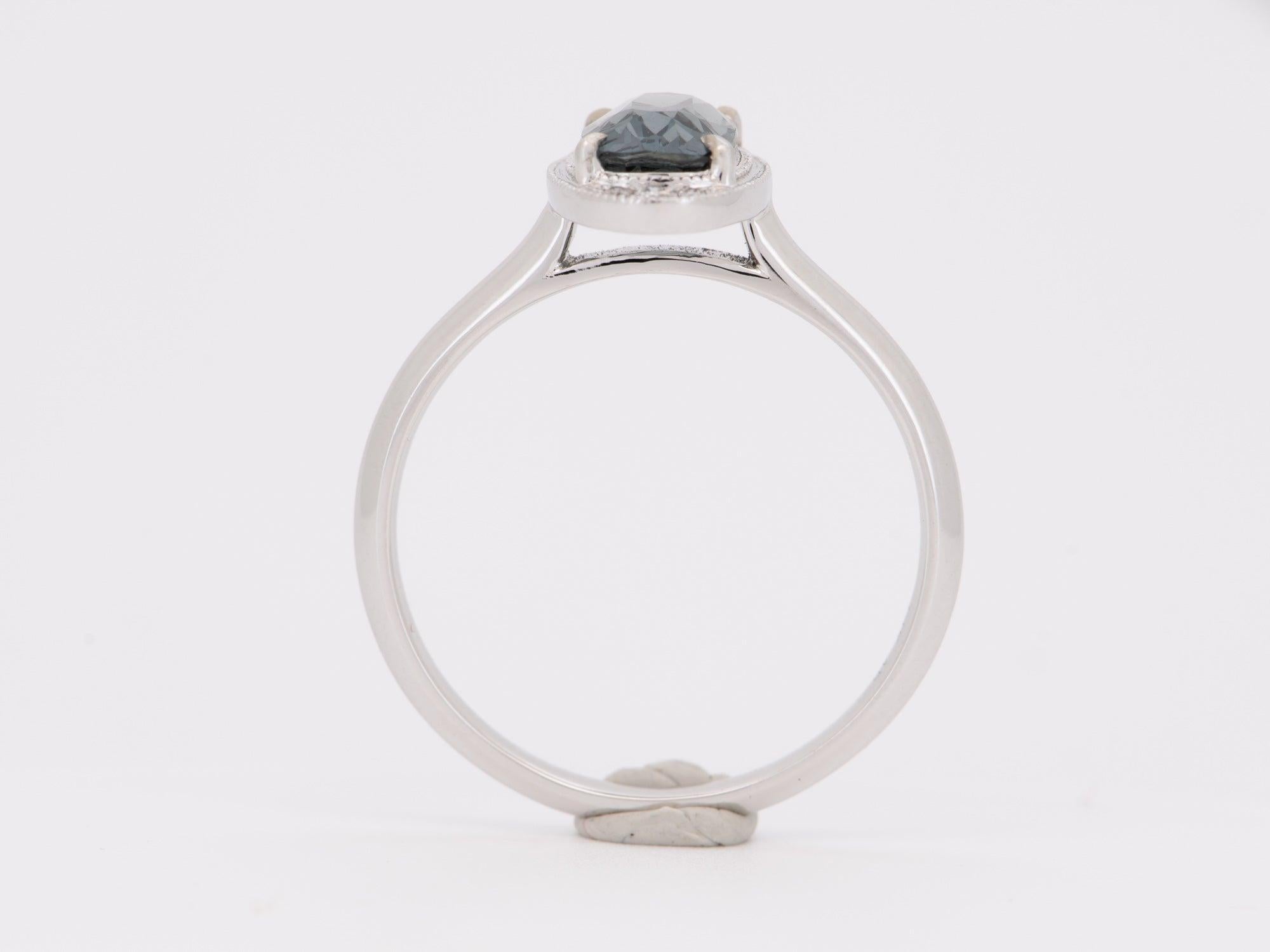 da uomo o donna Anello con spinello grigio in acciaio da 1,46 carati e accenti di diamante con incastonatura a grana fine in oro bianco 14 carati in vendita
