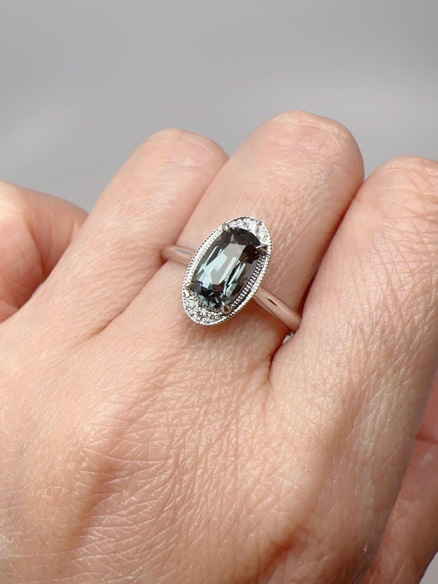 Anello con spinello grigio in acciaio da 1,46 carati e accenti di diamante con incastonatura a grana fine in oro bianco 14 carati in vendita 1