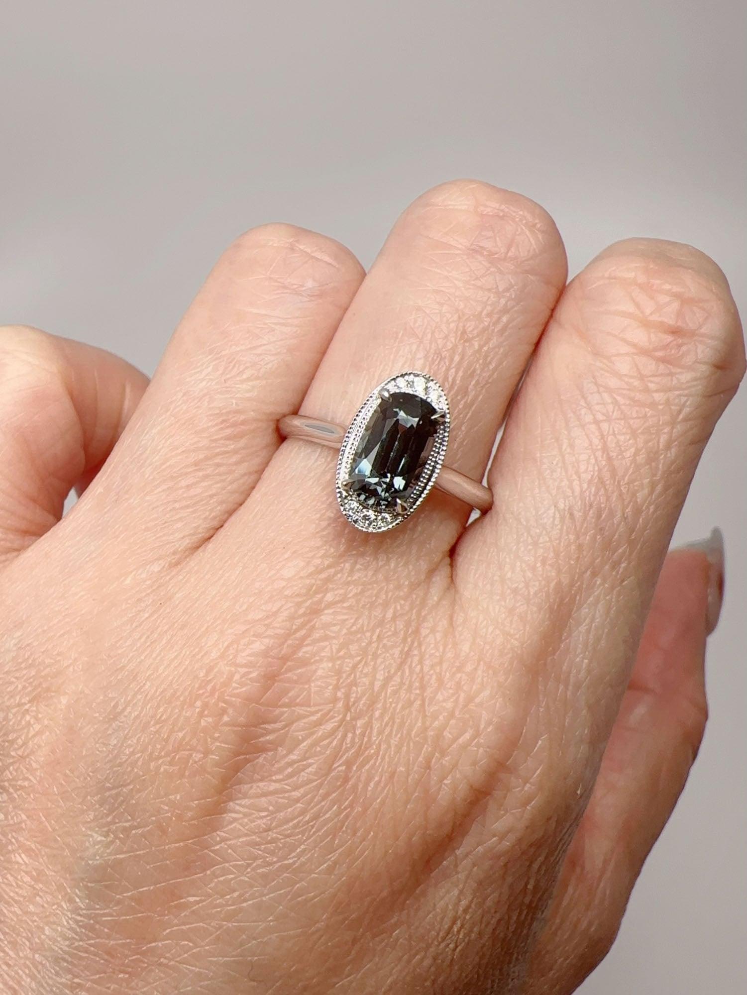 Anello con spinello grigio in acciaio da 1,46 carati e accenti di diamante con incastonatura a grana fine in oro bianco 14 carati in vendita 2