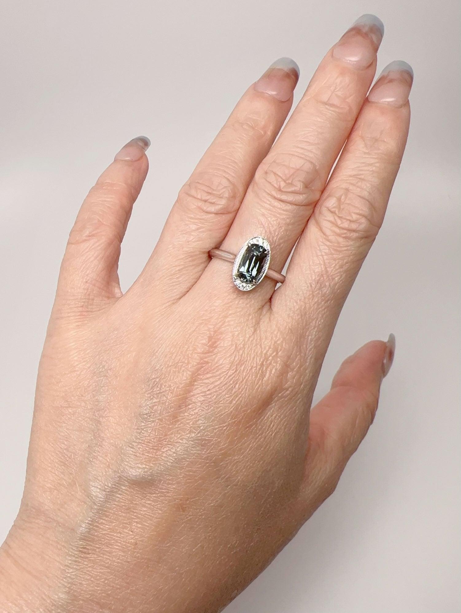 Anello con spinello grigio in acciaio da 1,46 carati e accenti di diamante con incastonatura a grana fine in oro bianco 14 carati in vendita 3