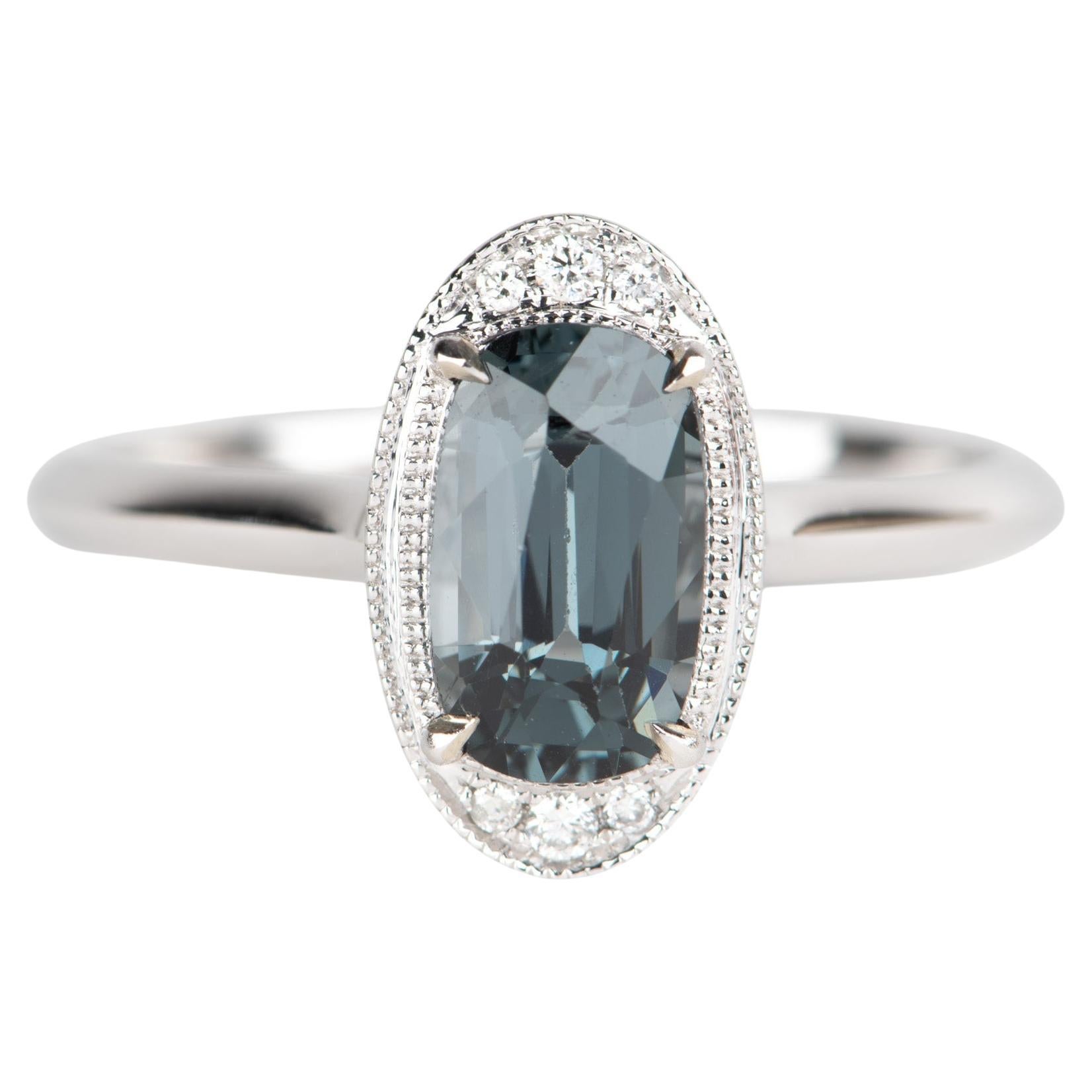 Anello con spinello grigio in acciaio da 1,46 carati e accenti di diamante con incastonatura a grana fine in oro bianco 14 carati
