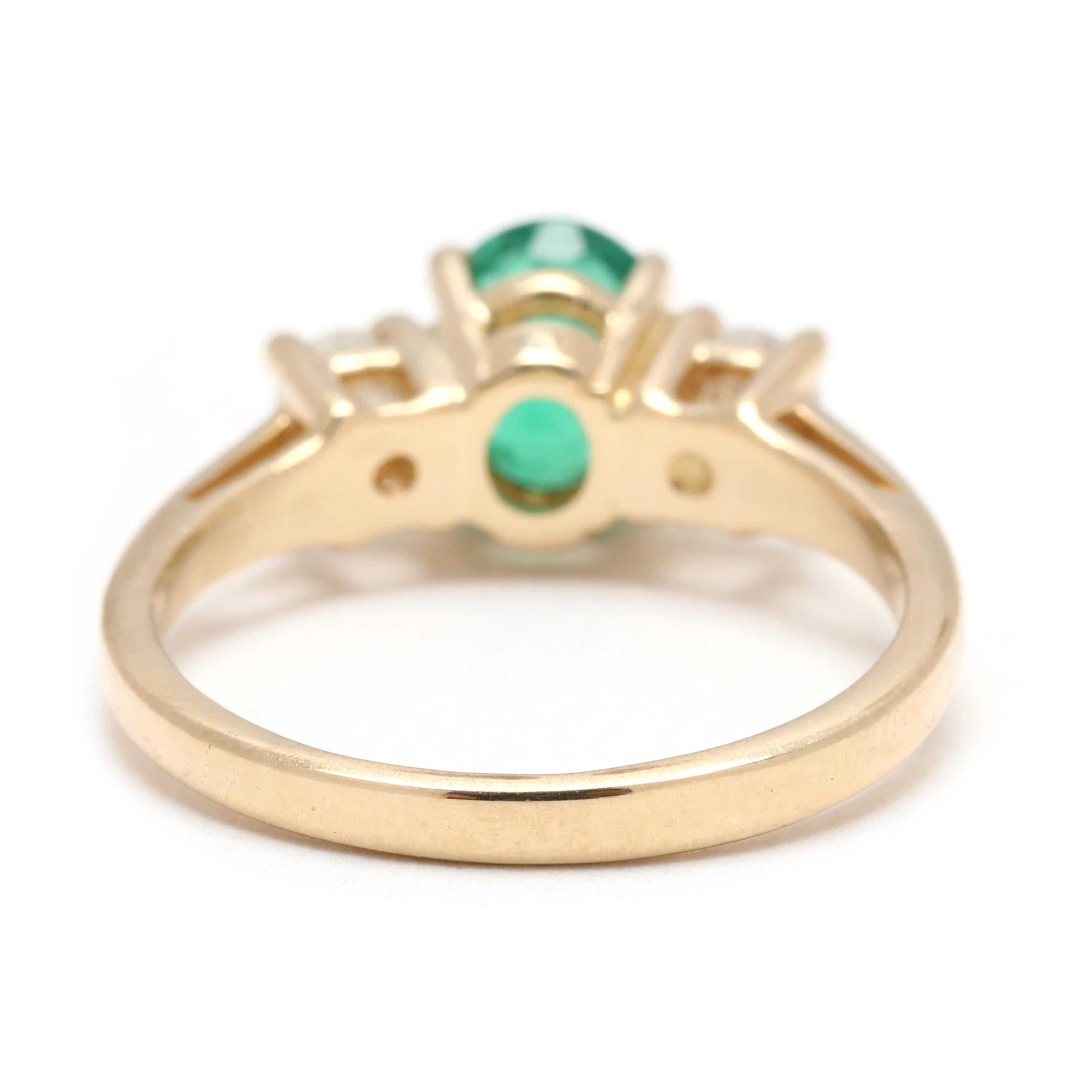 Taglio ovale Anello a tre pietre con diamante e smeraldo da 1,46 carati, oro giallo 14k, misura 6,25 in vendita