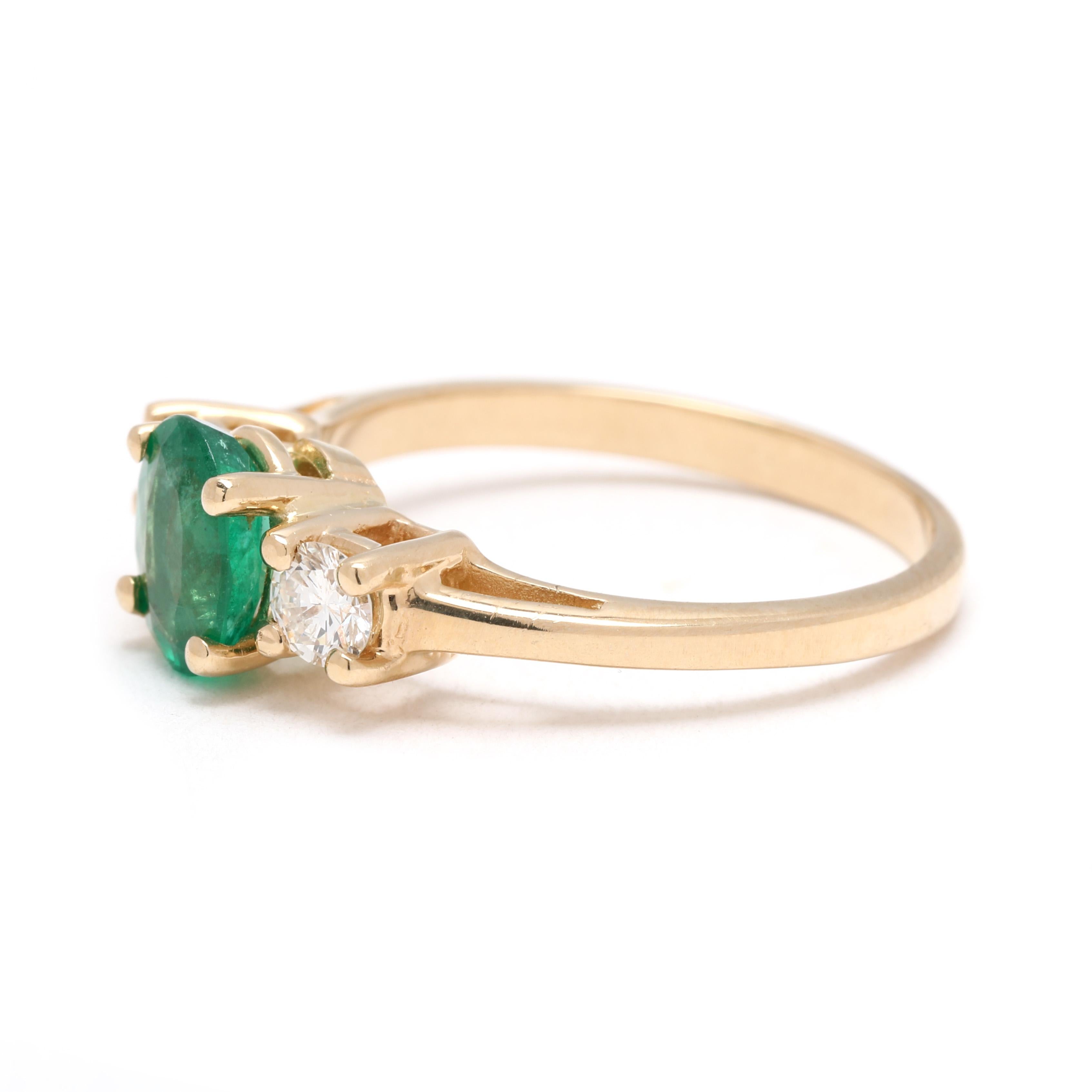 Anello a tre pietre con diamante e smeraldo da 1,46 carati, oro giallo 14k, misura 6,25 In condizioni buone in vendita a McLeansville, NC