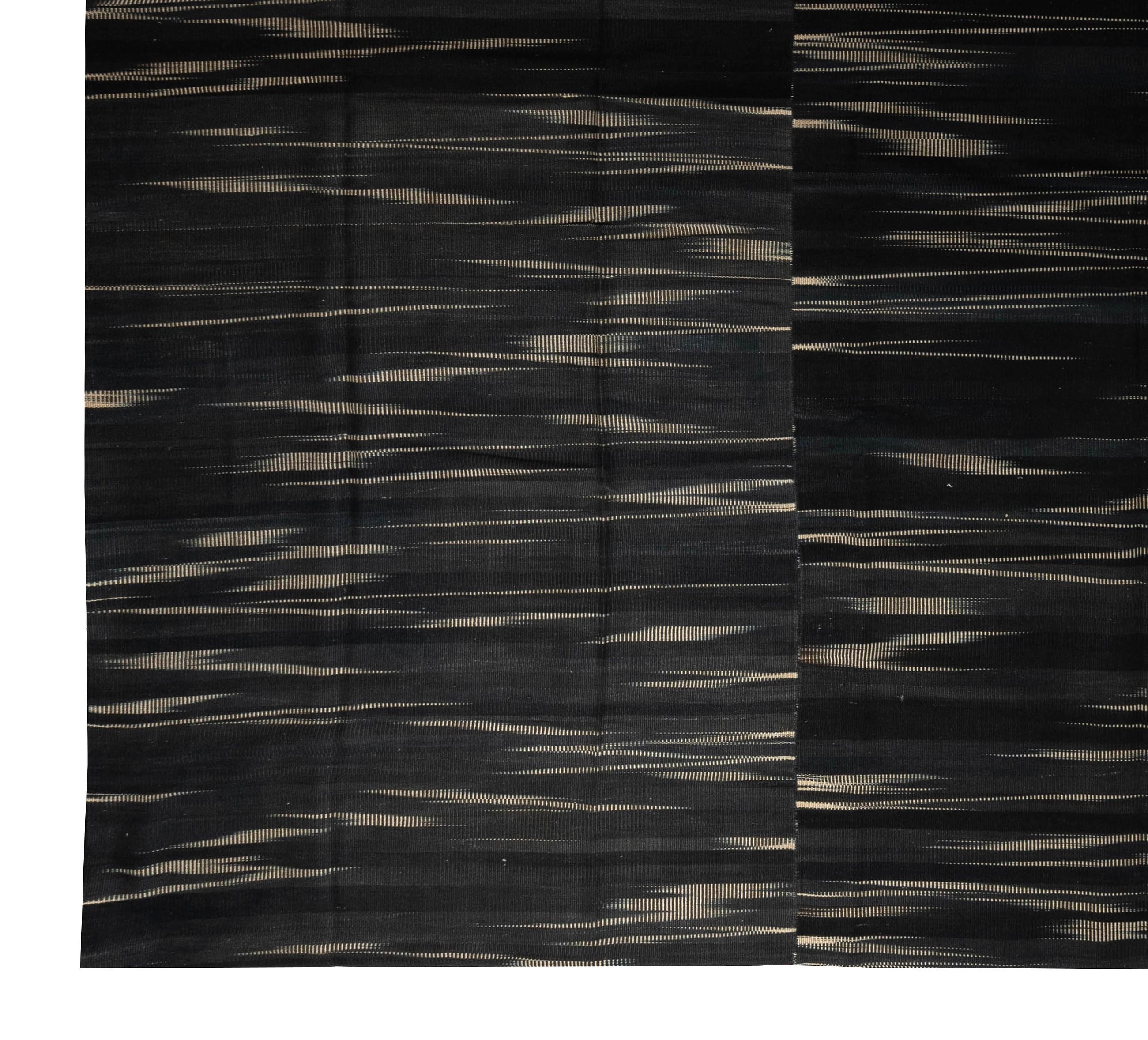 Tissé à la main 14.6x16 Ft Contemporary Double Sided Turkish Wool Kilim. Tapis surdimensionné en noir en vente