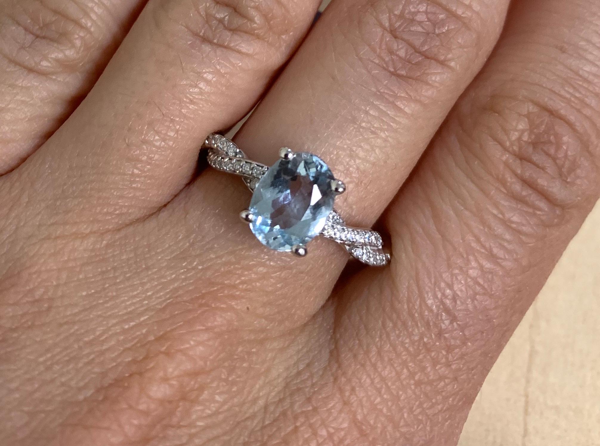 Contemporary 1.47 Carat Aquamarine and Diamond Engagement Ring