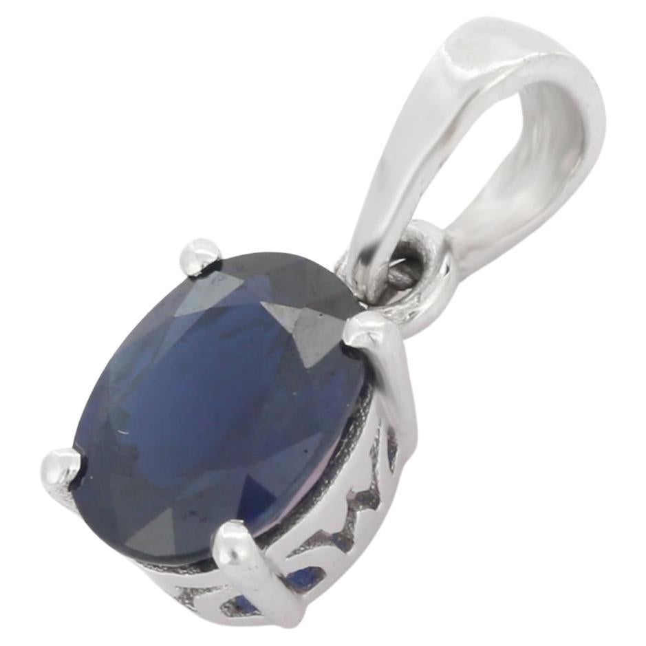 Colgante solitario de zafiro azul en oro blanco de 18 quilates