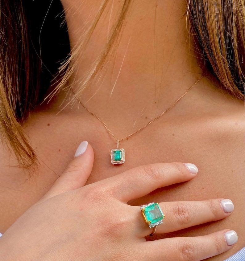 Emerald Cut 1.47 Carat Colombian Emerald, Round-Cut Diamond and 18K Rose Gold Pendant For Sale