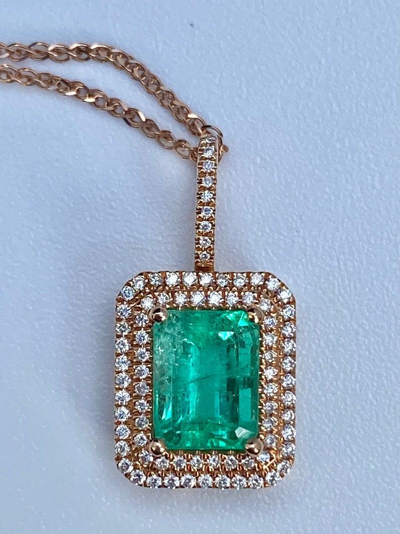 1.47 Carat Colombian Emerald, Round-Cut Diamond and 18K Rose Gold Pendant In New Condition For Sale In Miami, FL
