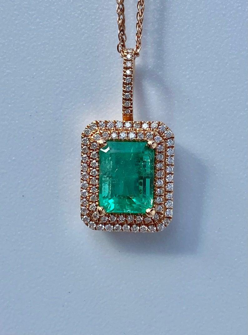 Women's or Men's 1.47 Carat Colombian Emerald, Round-Cut Diamond and 18K Rose Gold Pendant For Sale