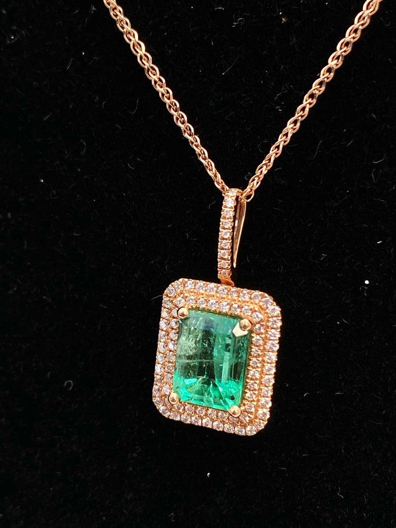 1.47 Carat Colombian Emerald, Round-Cut Diamond and 18K Rose Gold Pendant For Sale 1