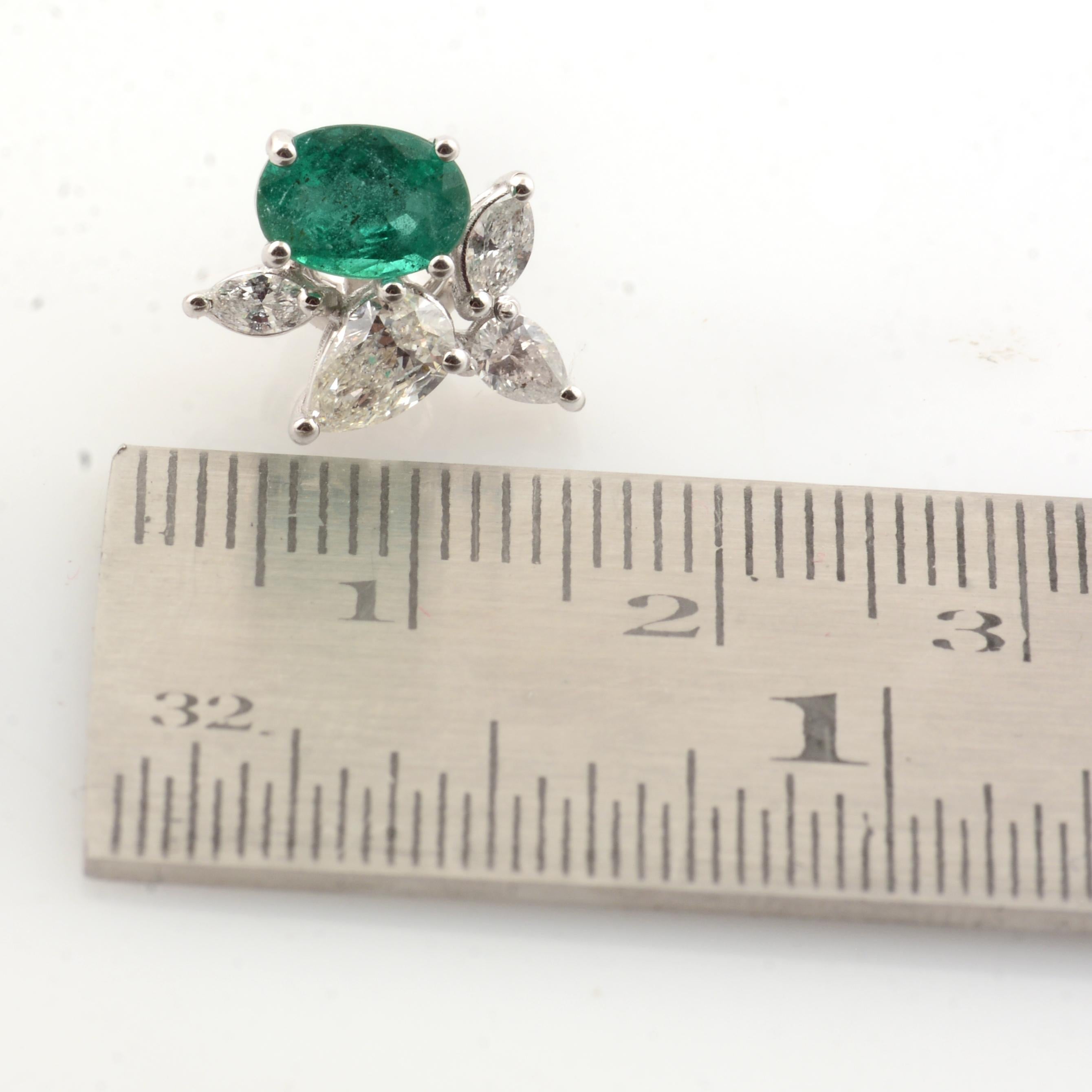 Pendientes de oro blanco de 18 quilates con esmeralda de 1,47 quilates y diamantes SI/H de 1,10 quilates Corte oval en venta