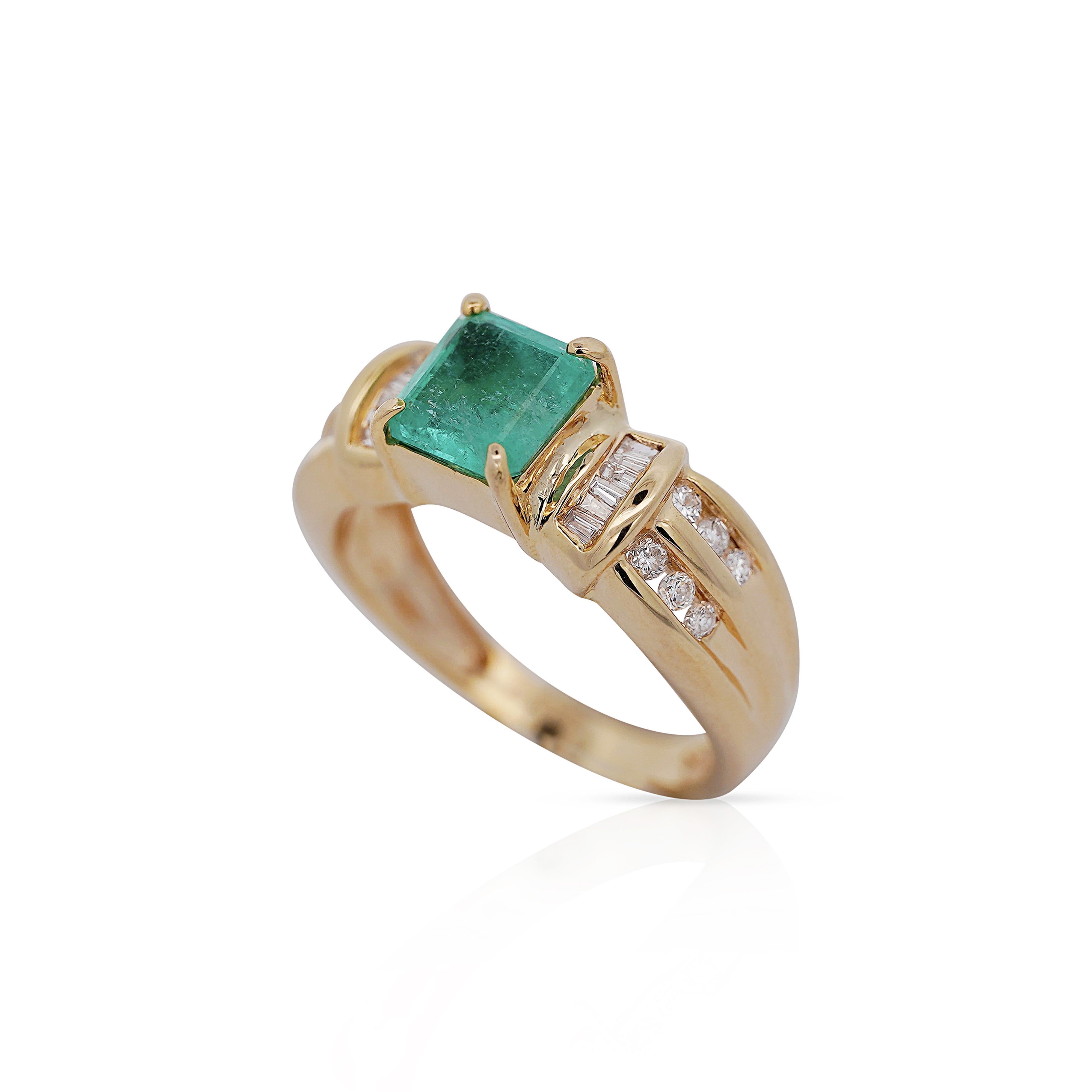 1.47 Karat Smaragd mit rundem und Diamant im Baguetteschliff im Baguetteschliff 14K Gold Statement-Ring (Art déco) im Angebot