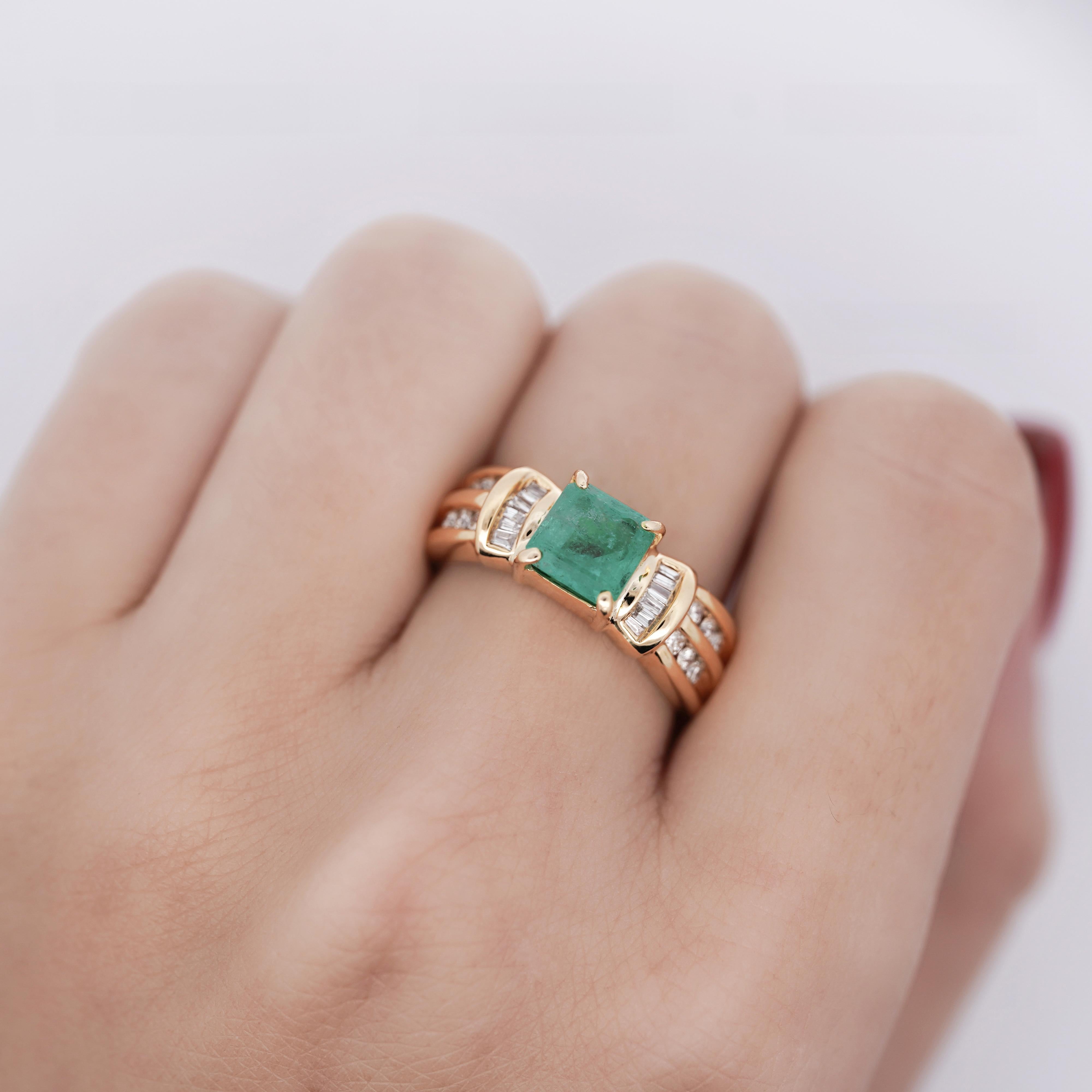 1.47 Karat Smaragd mit rundem und Diamant im Baguetteschliff im Baguetteschliff 14K Gold Statement-Ring (Carréeschliff) im Angebot