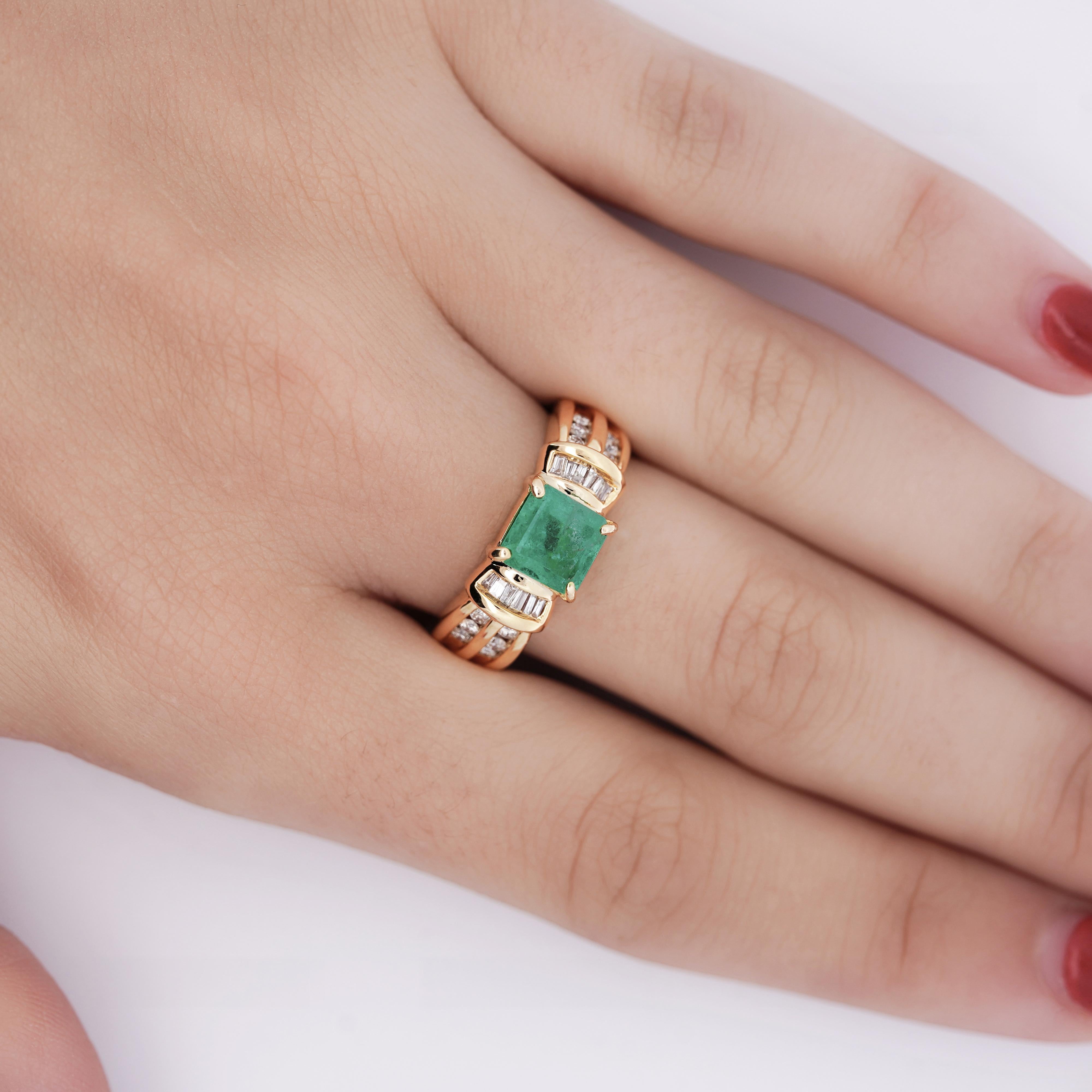 1.47 Karat Smaragd mit rundem und Diamant im Baguetteschliff im Baguetteschliff 14K Gold Statement-Ring im Zustand „Neu“ im Angebot in Miami, FL