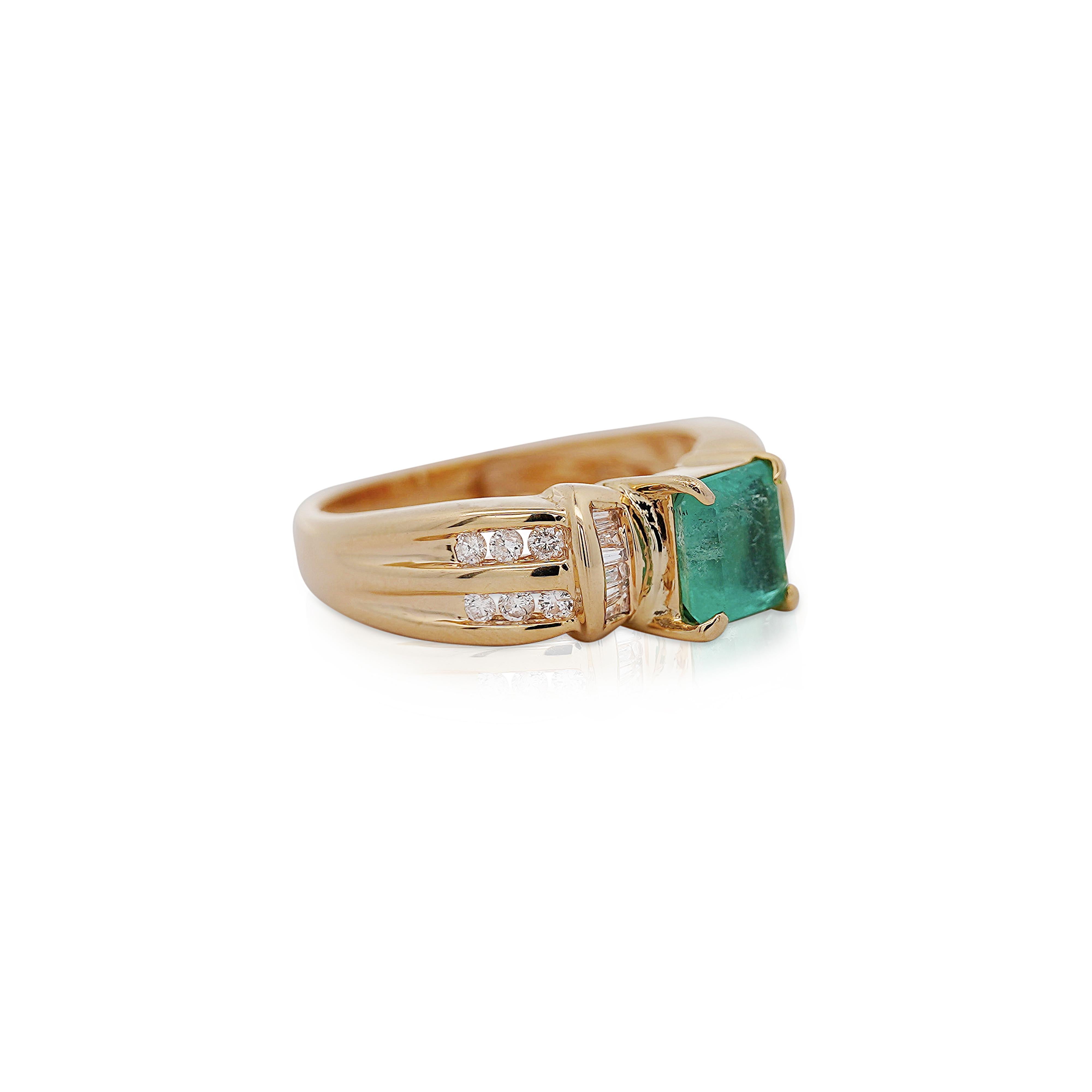 1.47 Karat Smaragd mit rundem und Diamant im Baguetteschliff im Baguetteschliff 14K Gold Statement-Ring Damen im Angebot