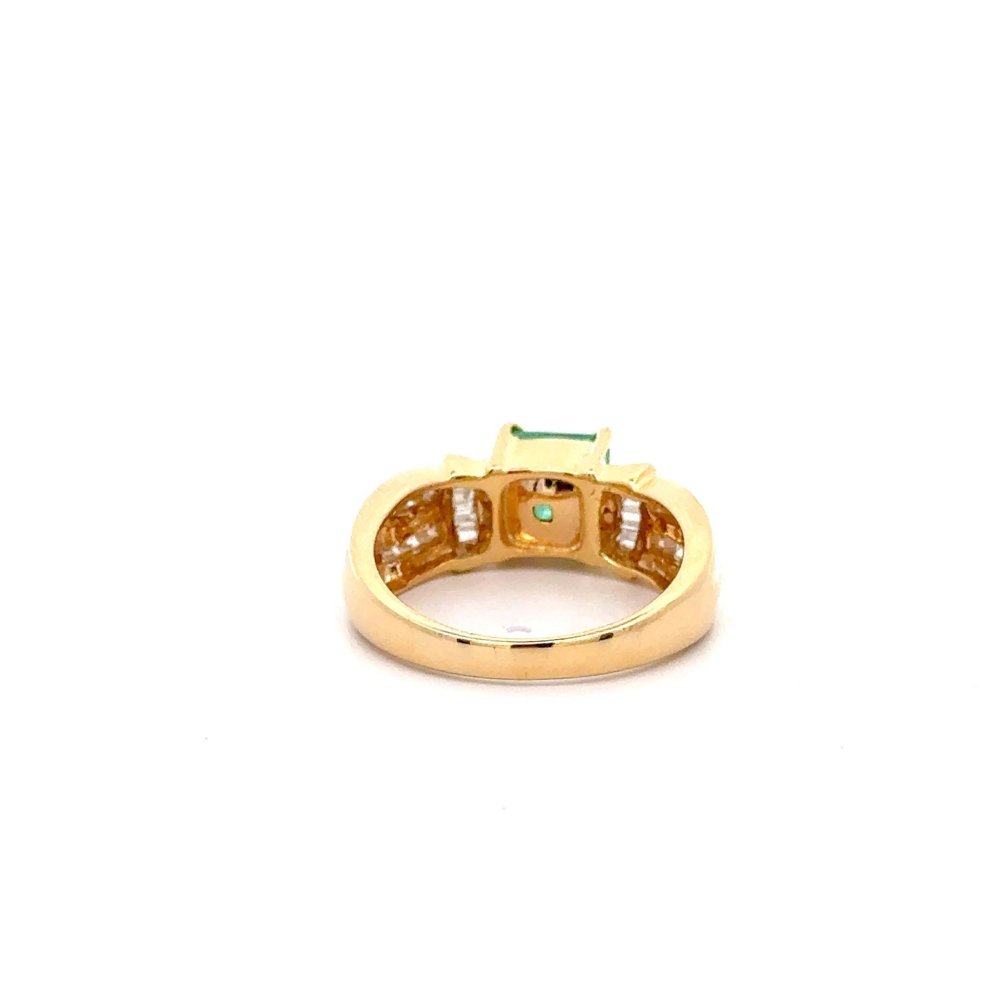 1.47 Karat Smaragd mit rundem und Diamant im Baguetteschliff im Baguetteschliff 14K Gold Statement-Ring im Angebot 1