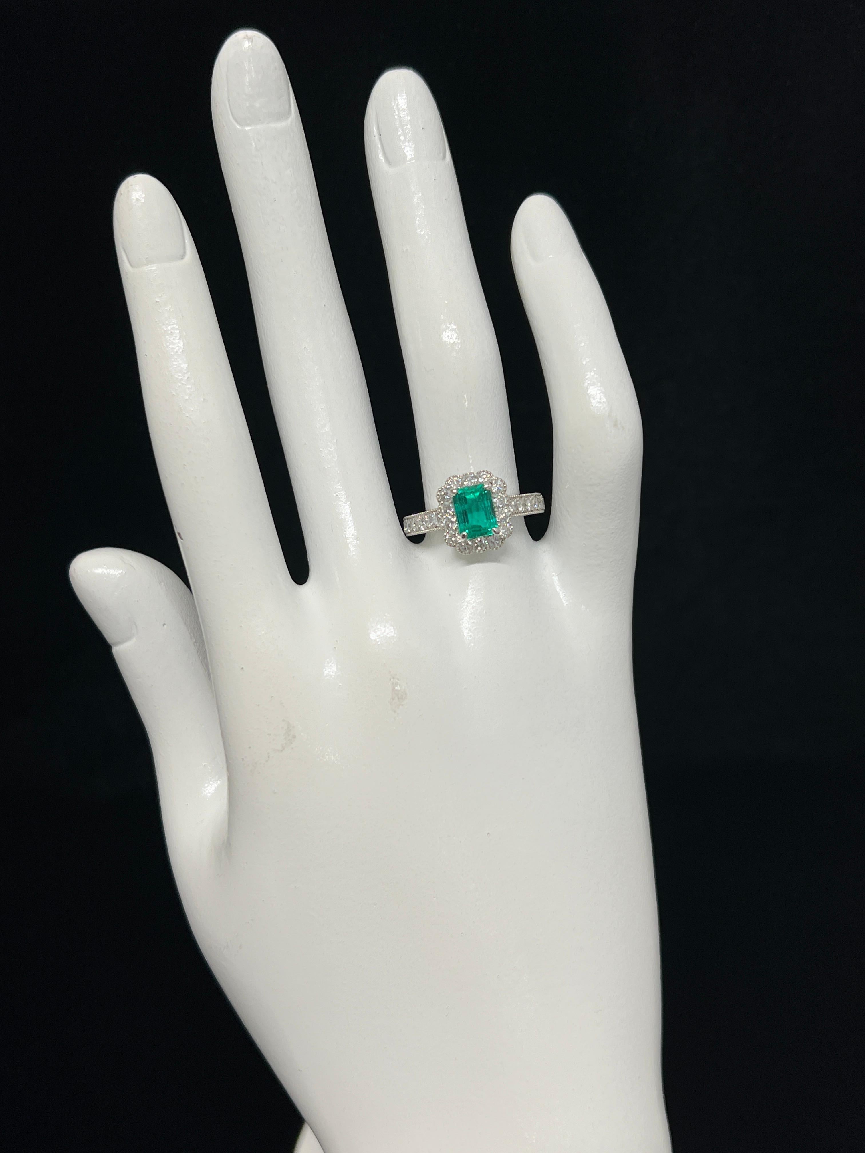 1.47 Carat Natural Colombian Emerald and Diamond Ring Set in Platinum For Sale 1