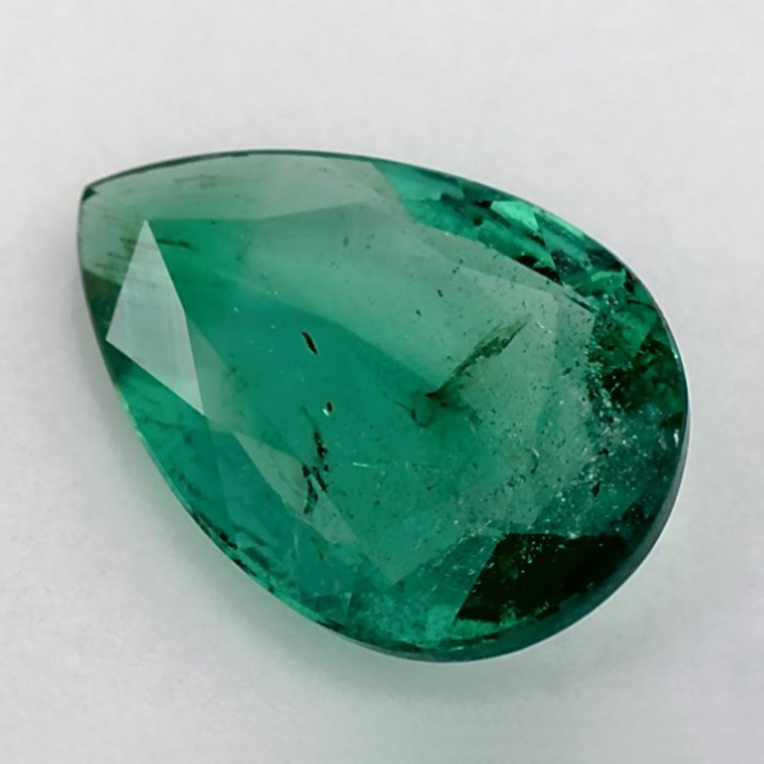D'un vert éclatant, la pierre de naissance du mois de mai symbolise le renouveau de la croissance printanière. 

Explorez la vibrante collection d'émeraudes, de rubis et de saphirs de notre magasin, disponibles sous forme de pierres précieuses en