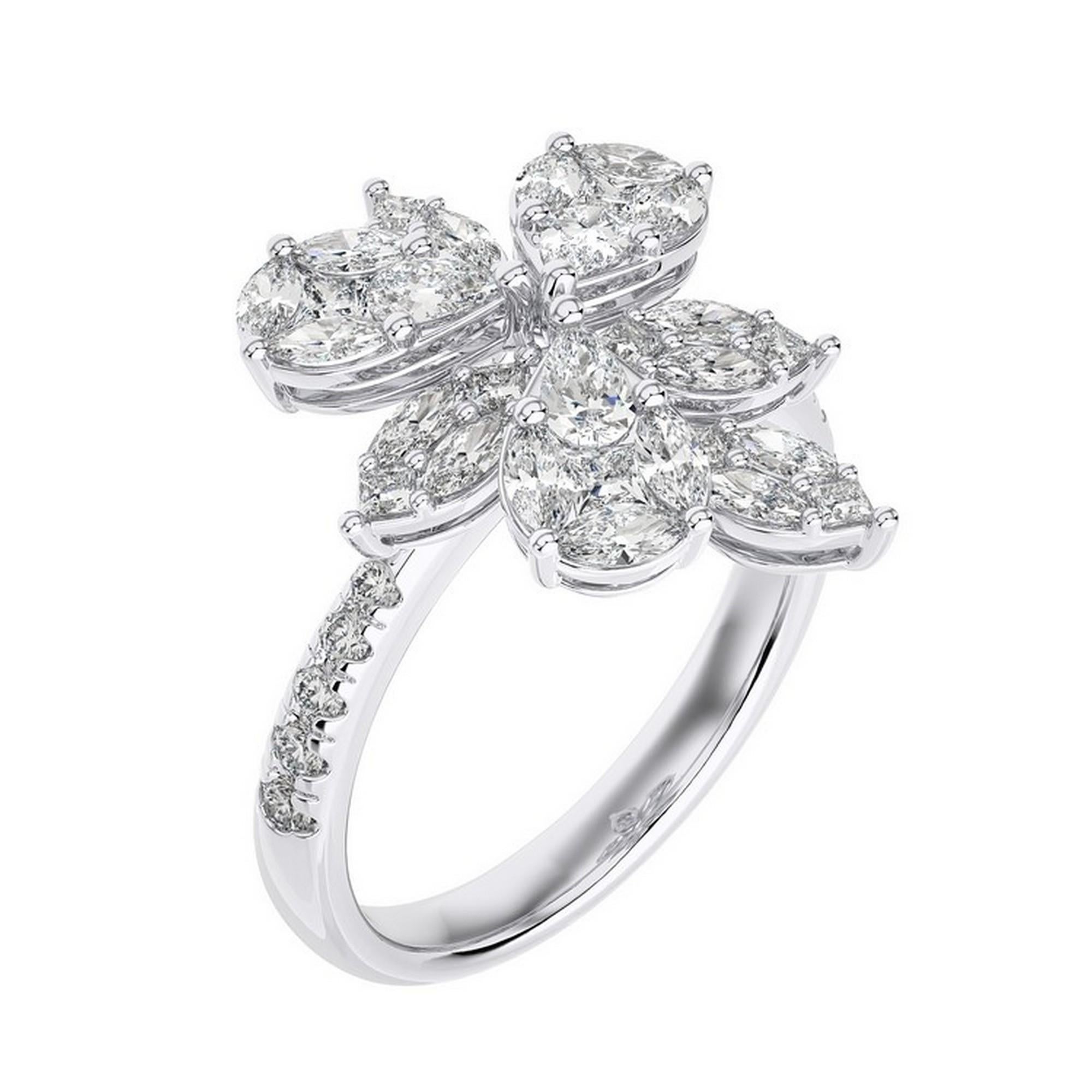 Übersicht
Der Fingerring der Collection'S Maria besteht aus 1,47 Karat Diamanten im Marquese- und Princess-Schliff, gefasst in 14 Karat Weißgold. Dieses luxuriöse und raffinierte Schmuckstück kombiniert den eleganten Glanz von Weißgold mit dem