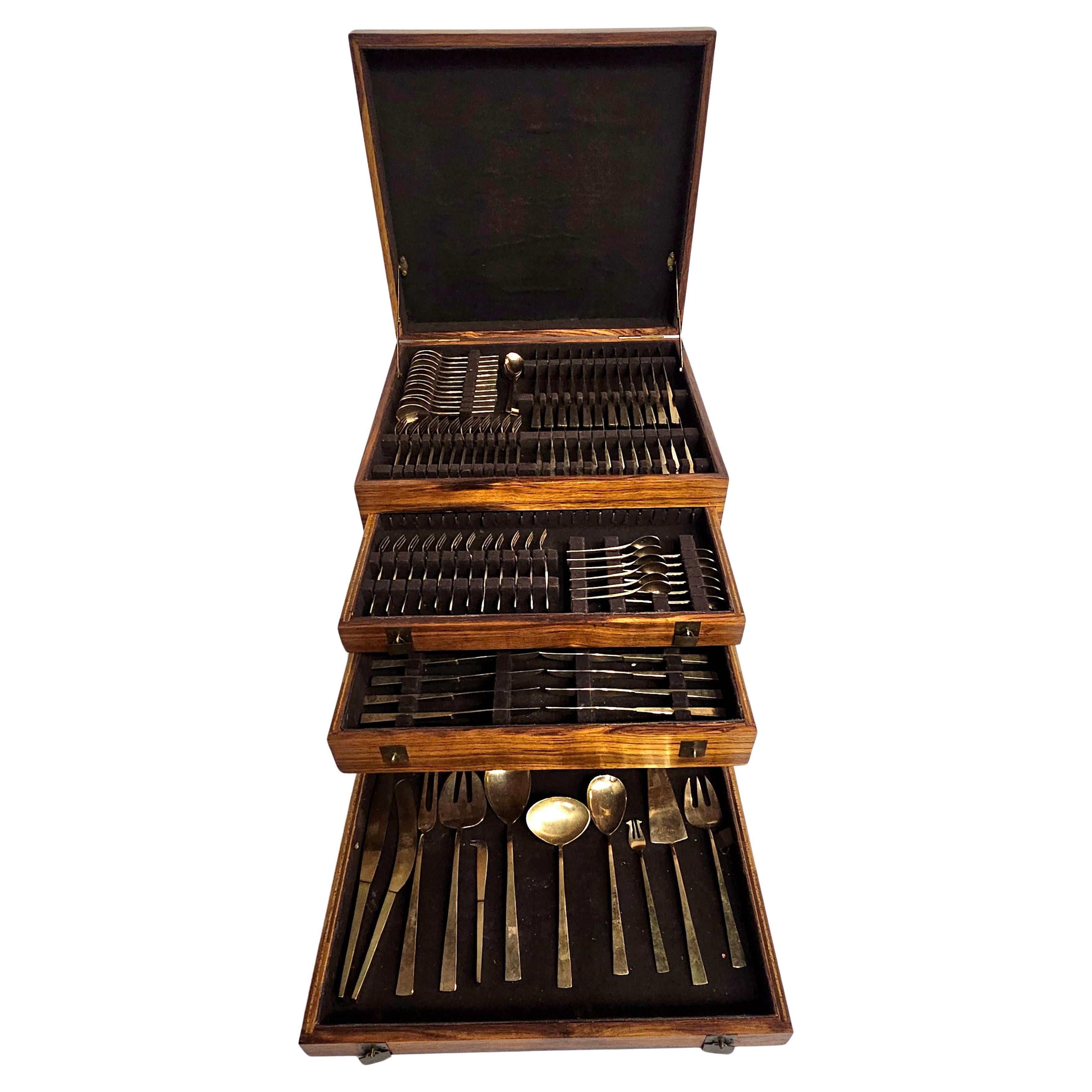 Juego de 147 cubiertos de bronce del sudeste asiático en estuche de teca.
La parte superior tiene 12 tenedores, 12 cuchillos, 12 cuchillos de pan y 16 cucharas de té.
El 1er cajón tiene 12 tenedores de postre, 12 tenedores de ensalada, 12 tenedores